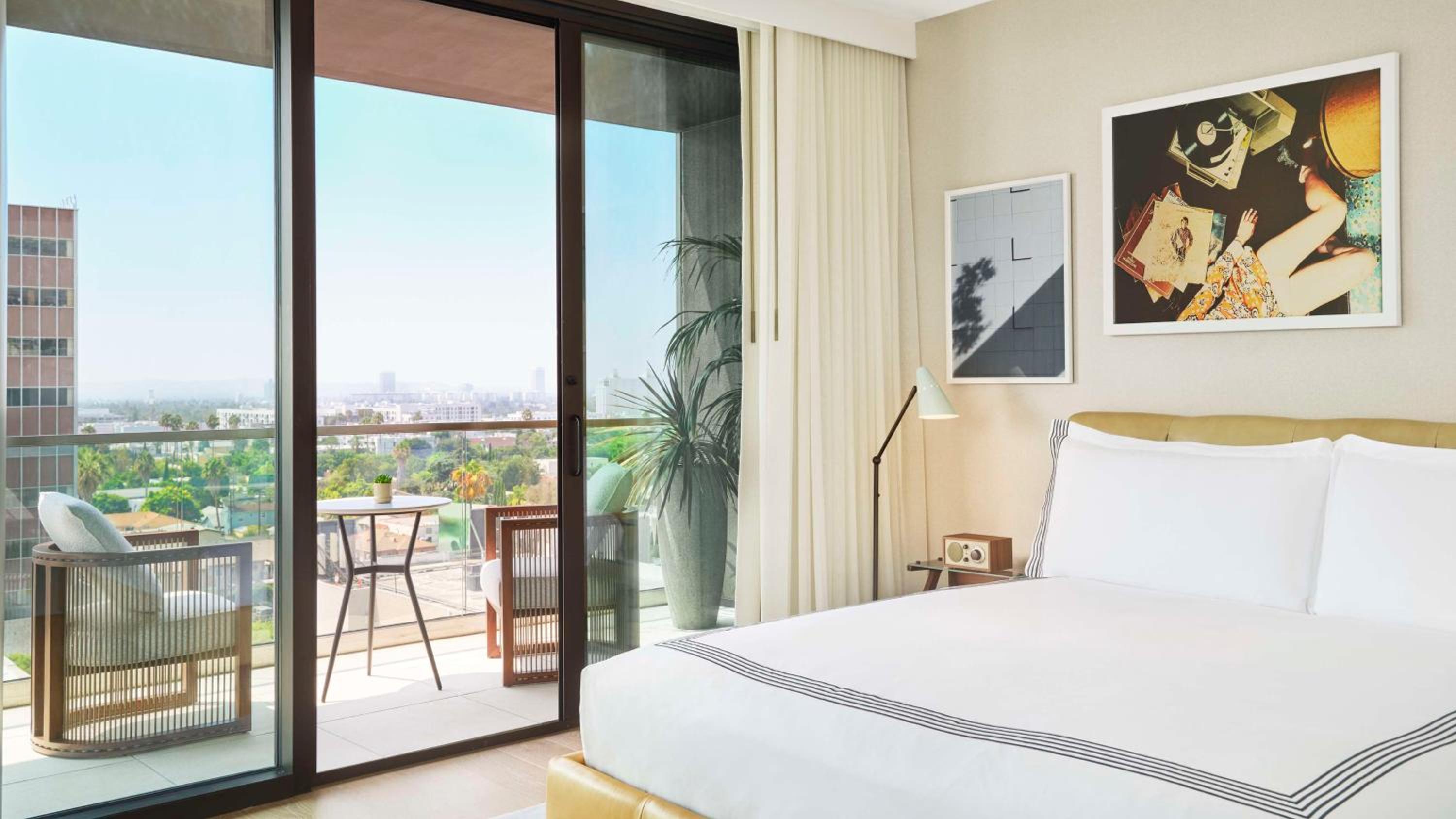 King Room With Balcony And City View 