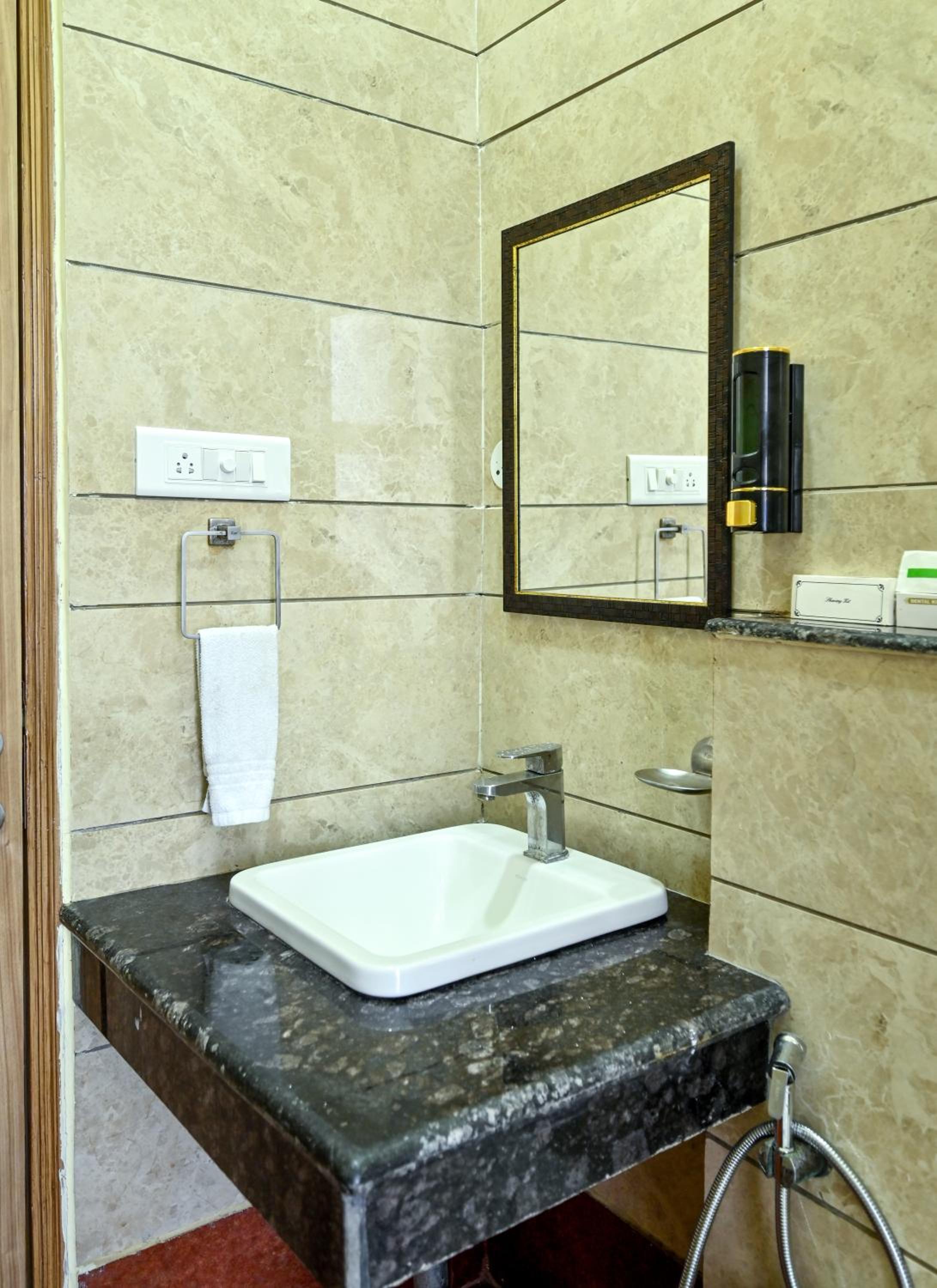 Deluxe Double Room - Photo 13