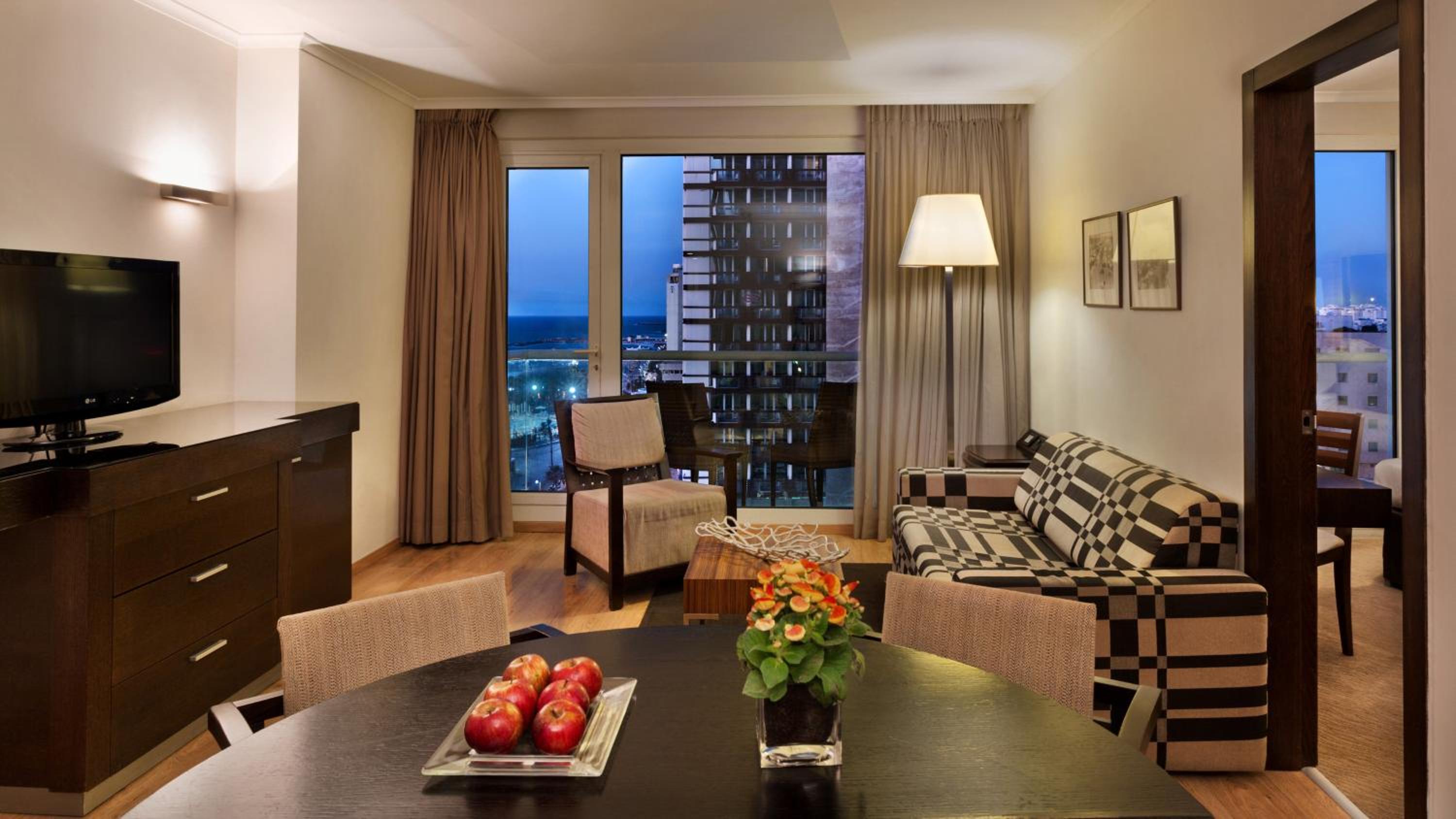Junior King Suite - Lounge Access - Photo 4