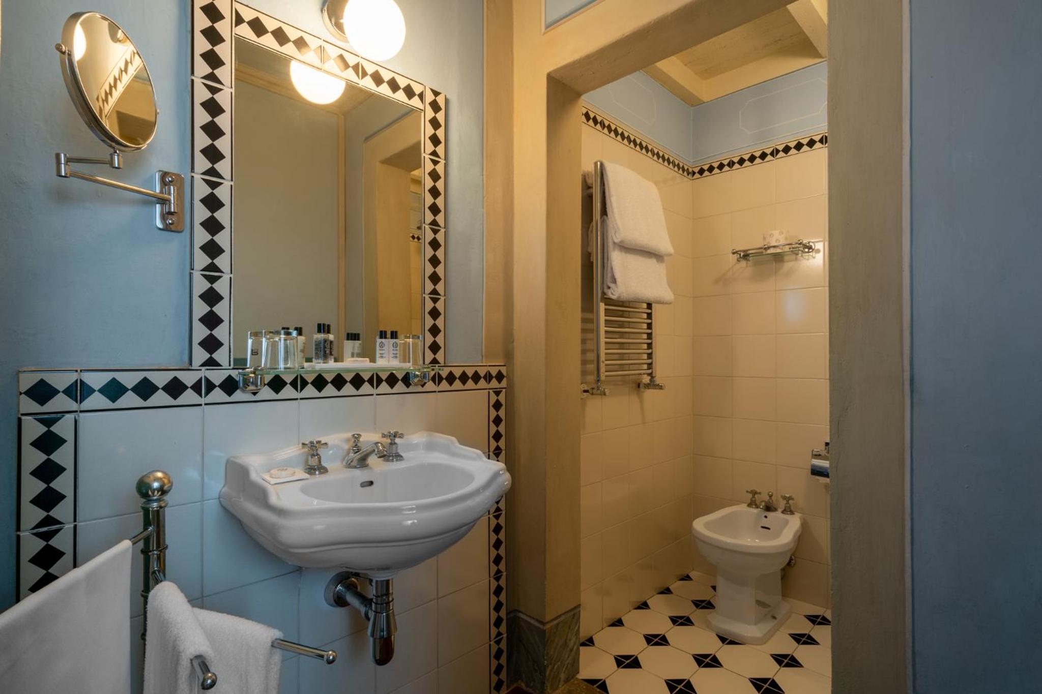 Superior Double Room thumbnail 6