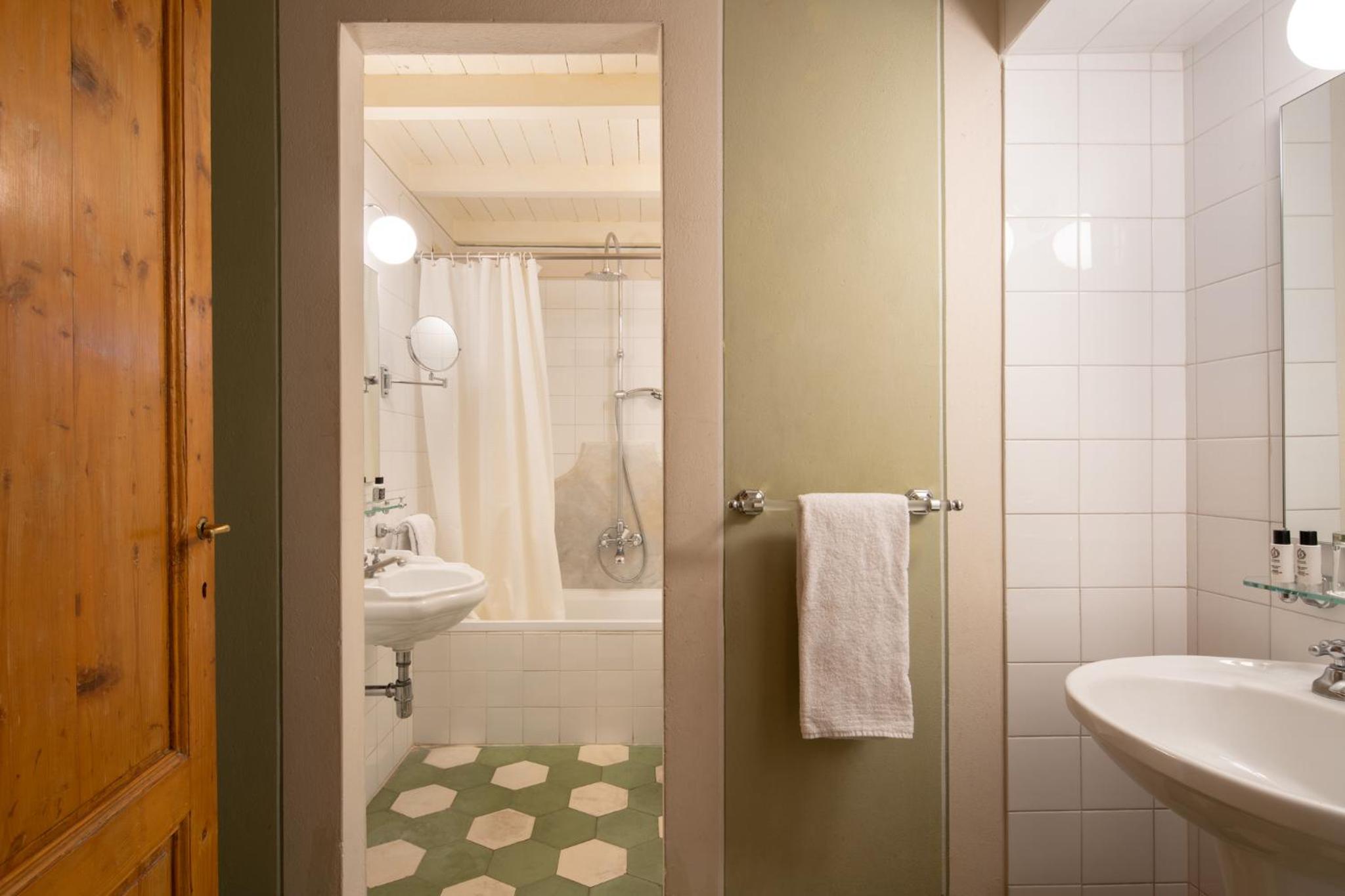Deluxe Room - Photo 16