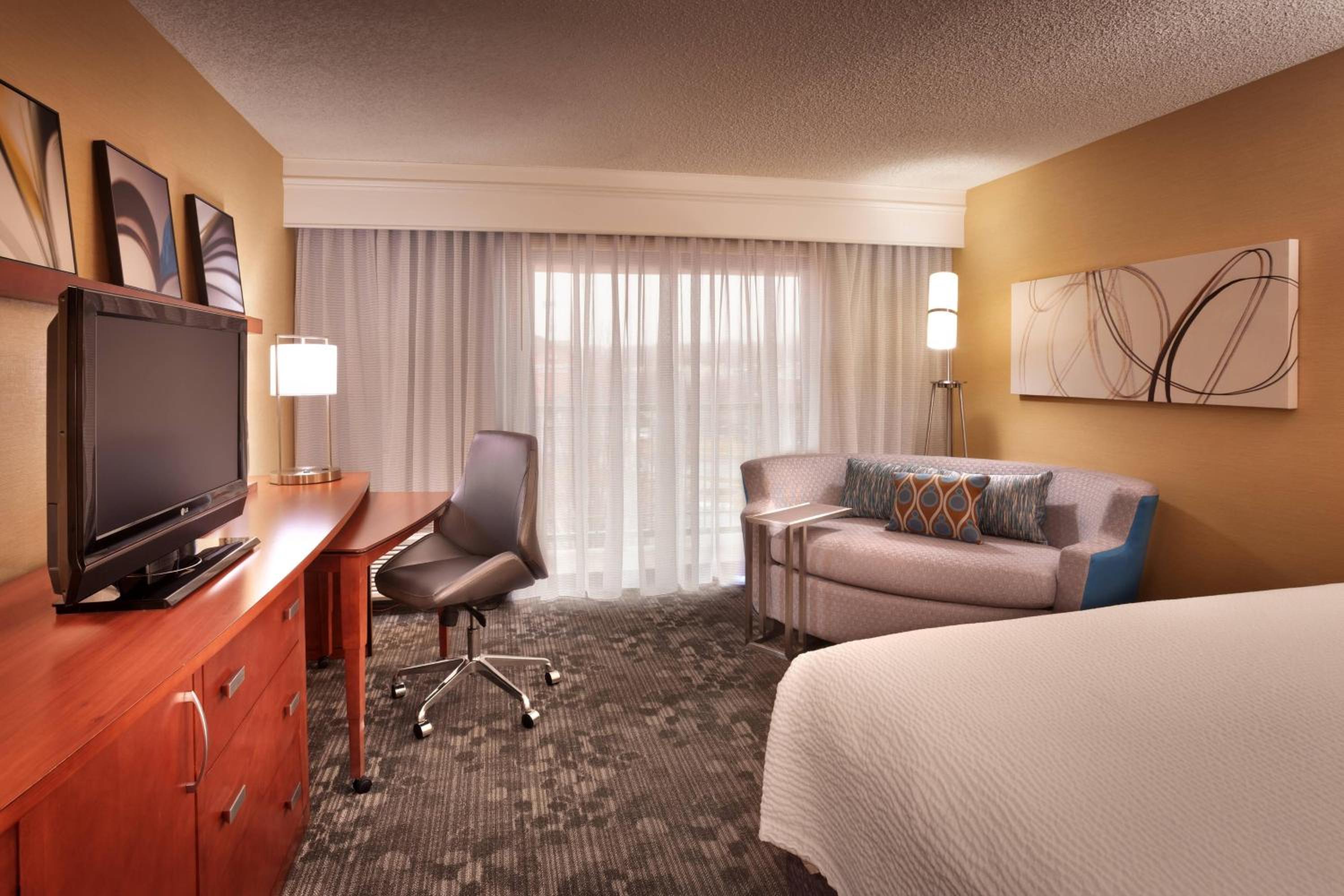 King Room with Sofa Bed - Photo 2