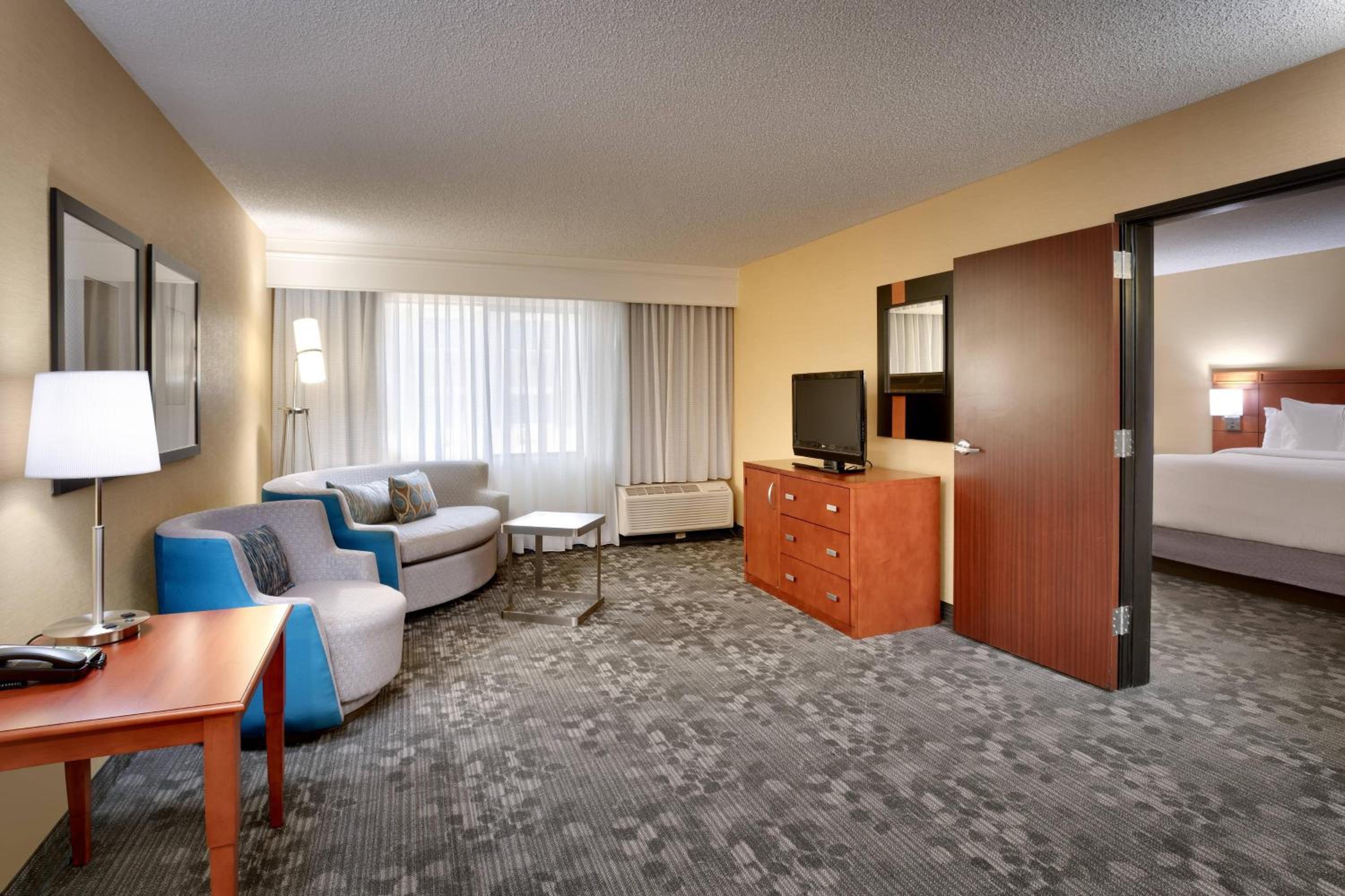 1 Bedroom Suite, 1 King - Photo 1