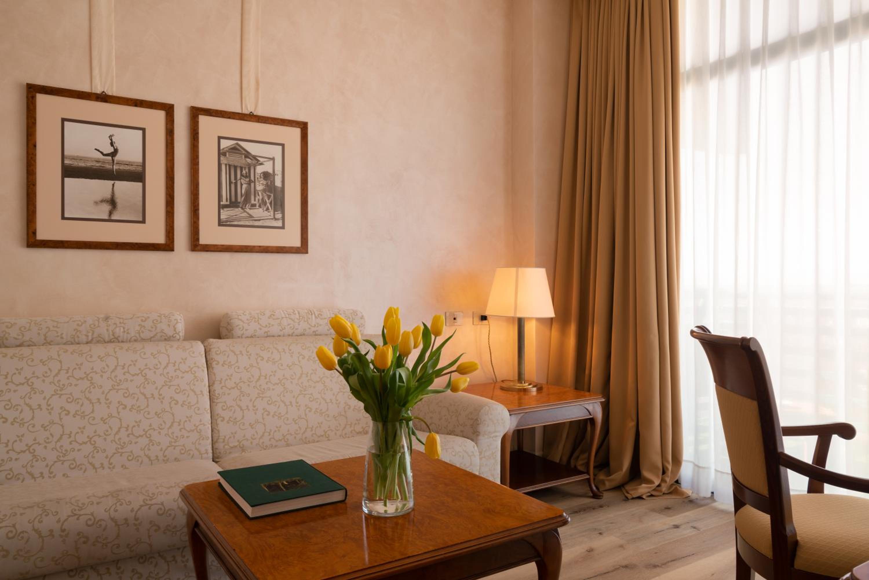 Standard Junior Suite - Photo 8