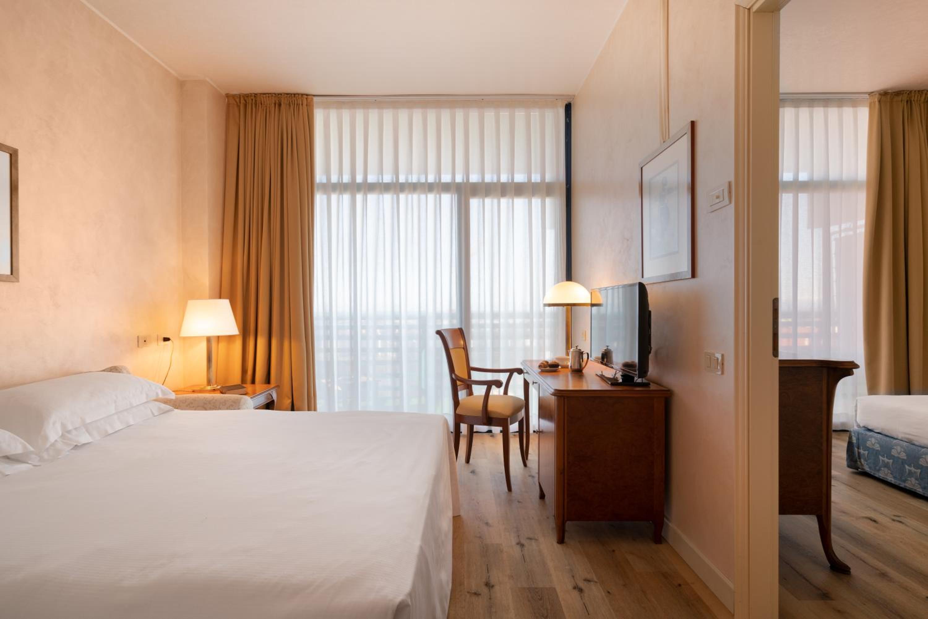 Standard Junior Suite - Photo 9