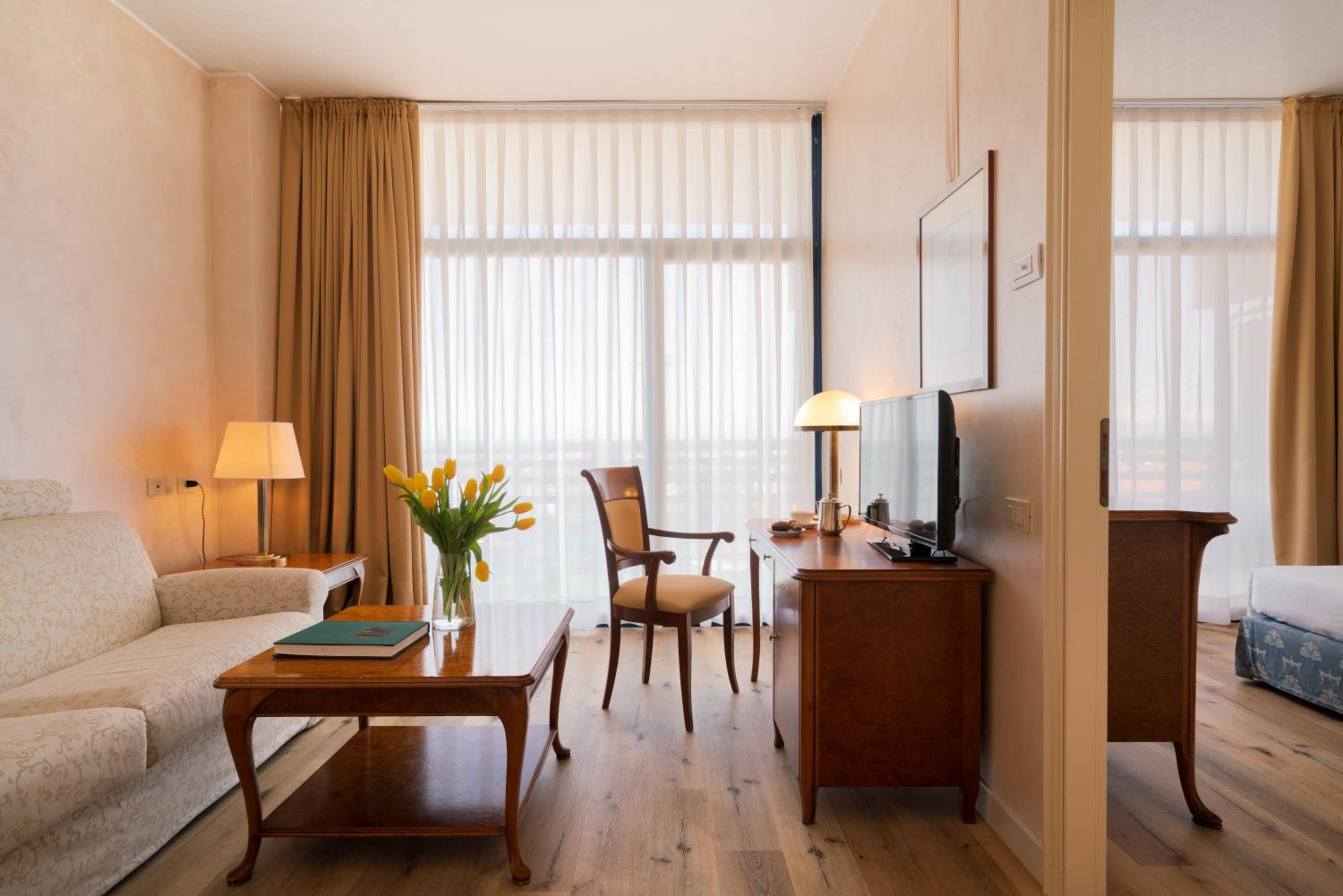 Standard Junior Suite - Photo 10