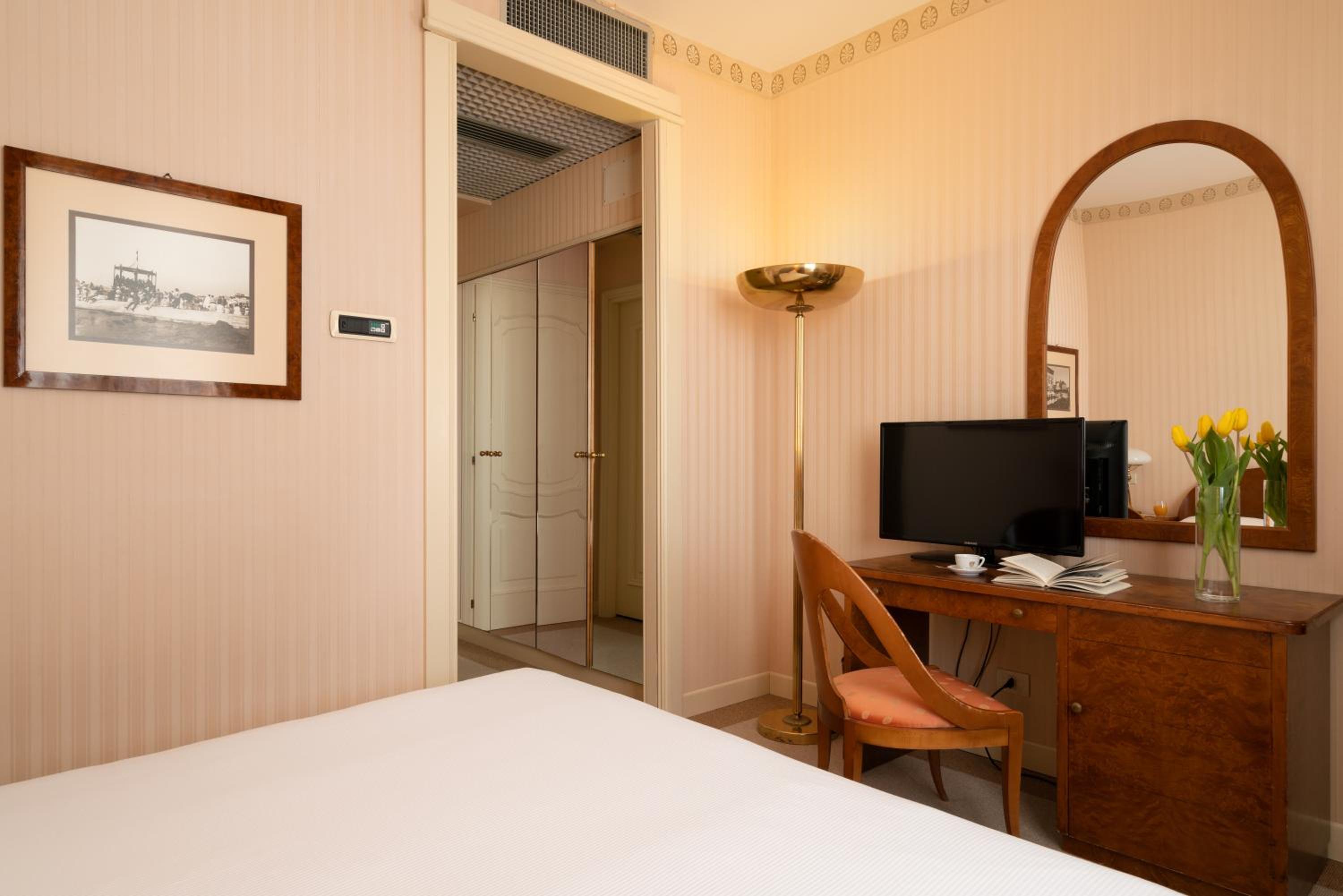 Standard Double or Twin Room - Photo 6