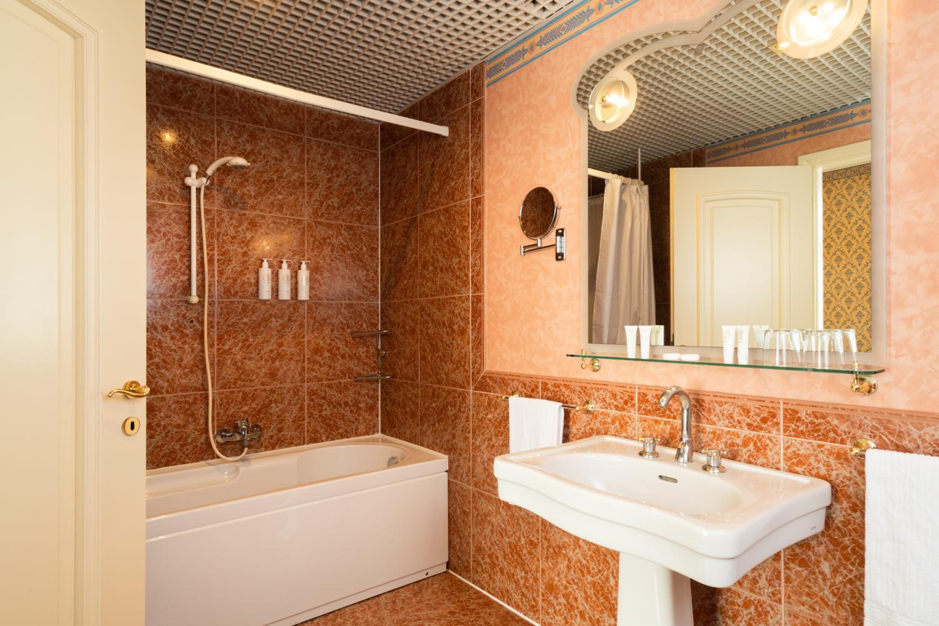 Standard Double or Twin Room - Photo 4