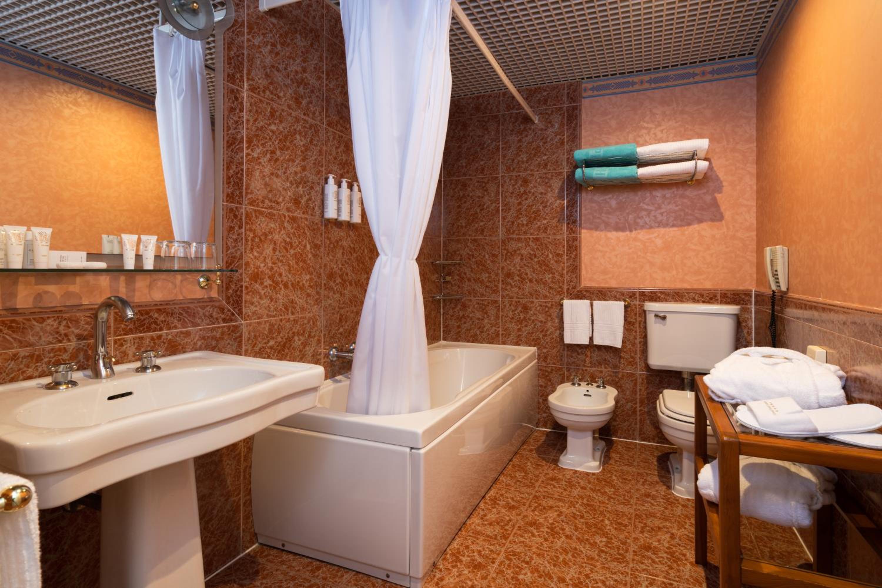 Standard Double or Twin Room - Photo 5