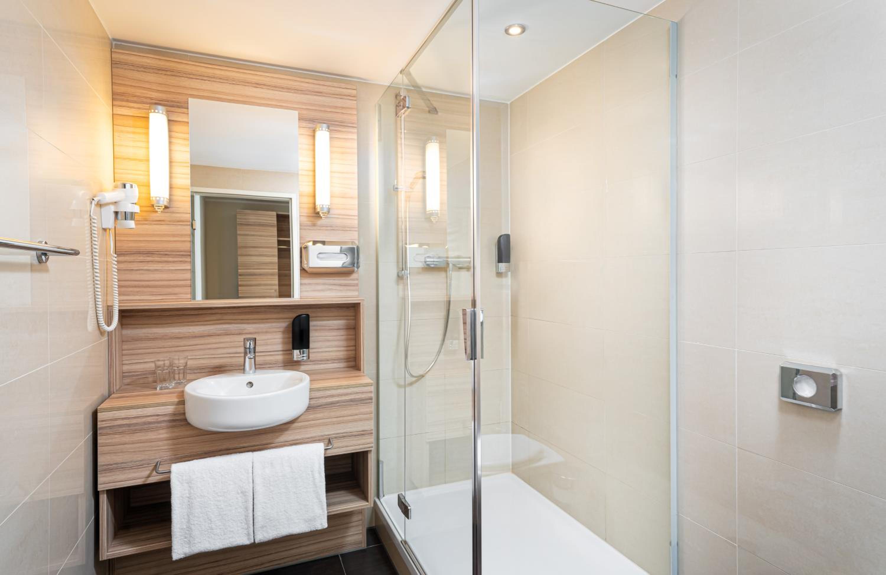Superior Double Room thumbnail 5
