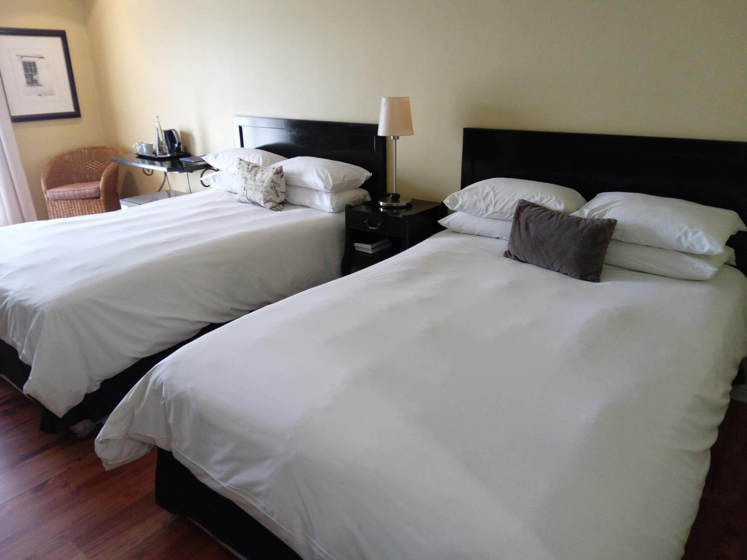 Large Guest Room with Two Double Beds - Photo 7