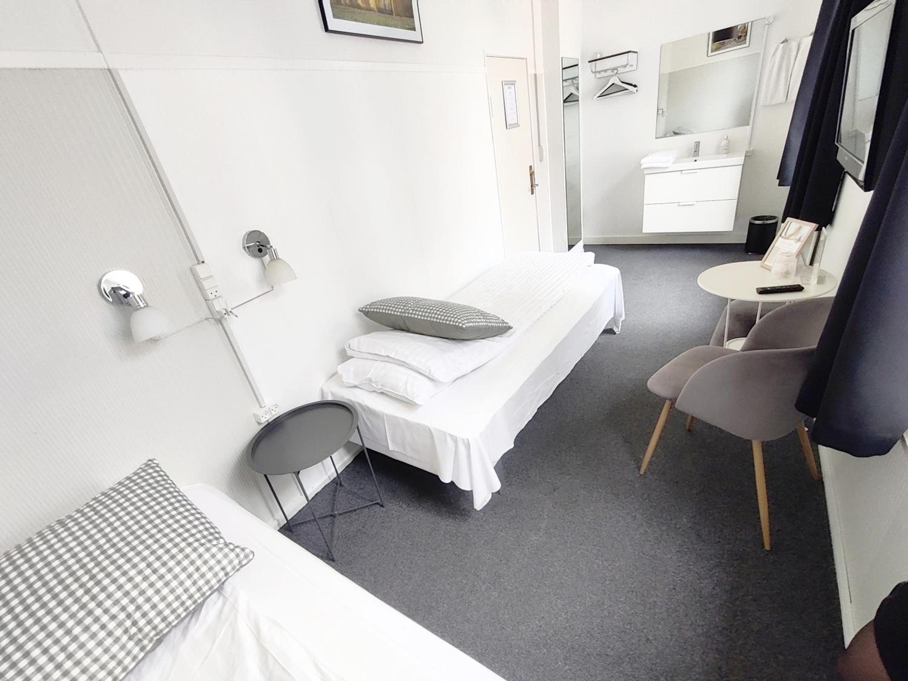 Twin Room with Shared Bathroom photo 3