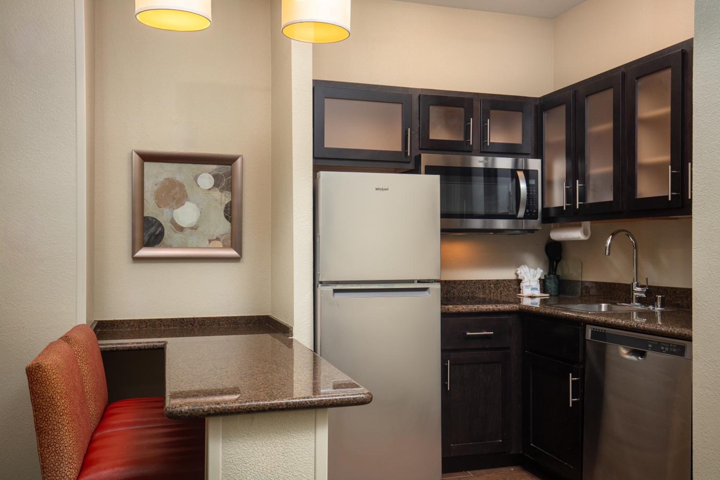 One-Bedroom Queen Suite -Non-Smoking - Photo 8