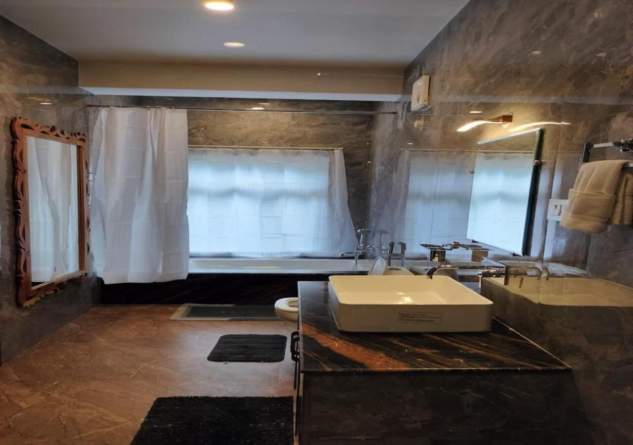 Deluxe King Room - Photo 5