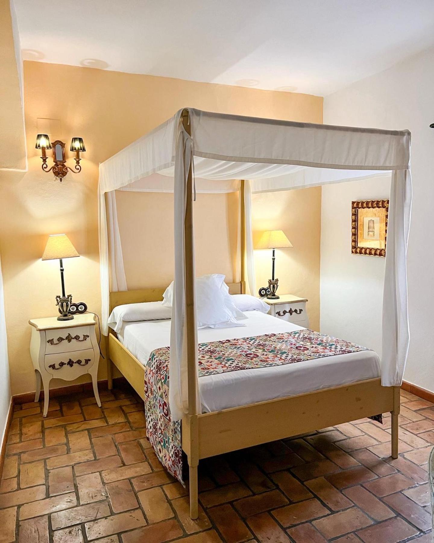 Double Room with Private Bathroom - Photo 33