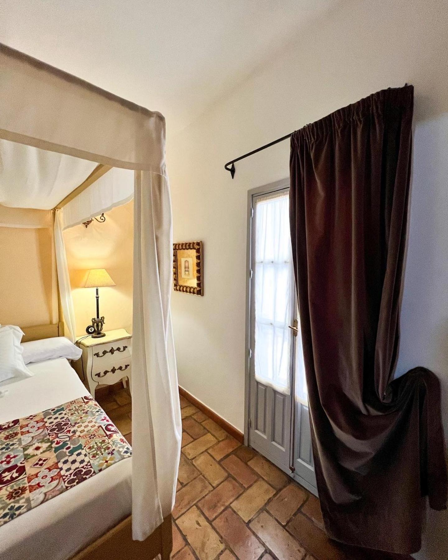 Double Room with Private Bathroom - Photo 36