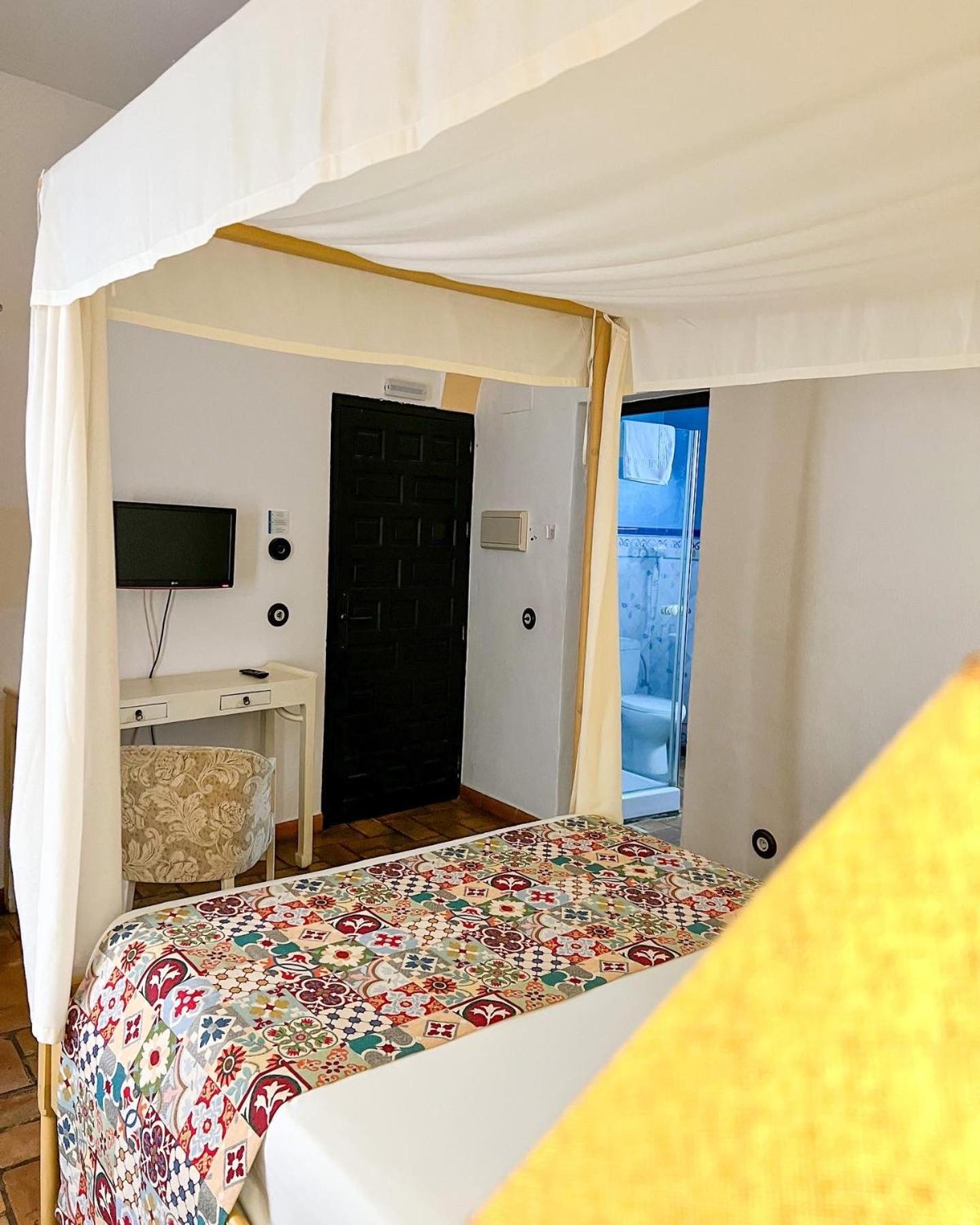 Double Room with Private Bathroom - Photo 37