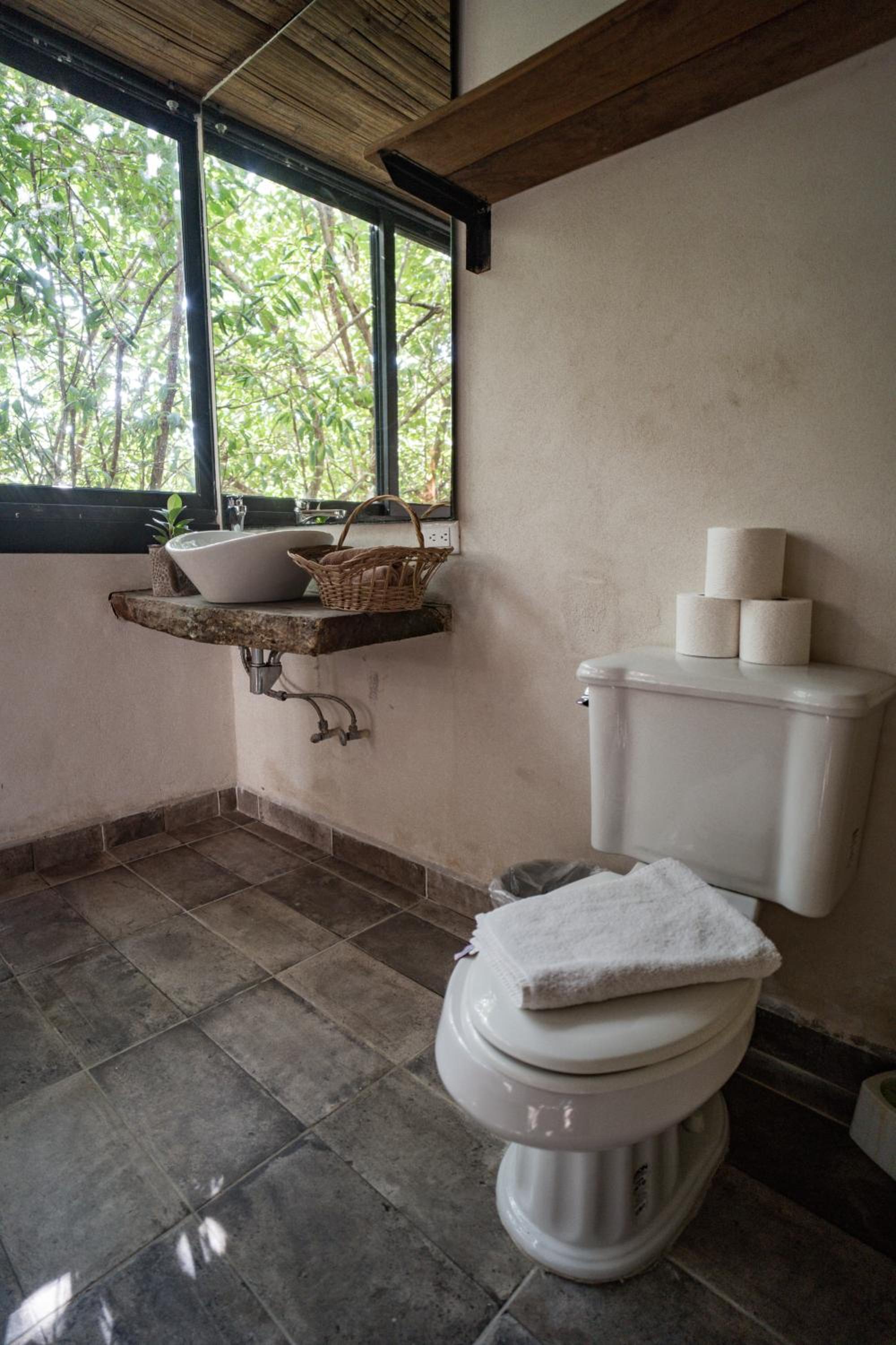 Queen Room with Garden and Jungle View - Photo 9