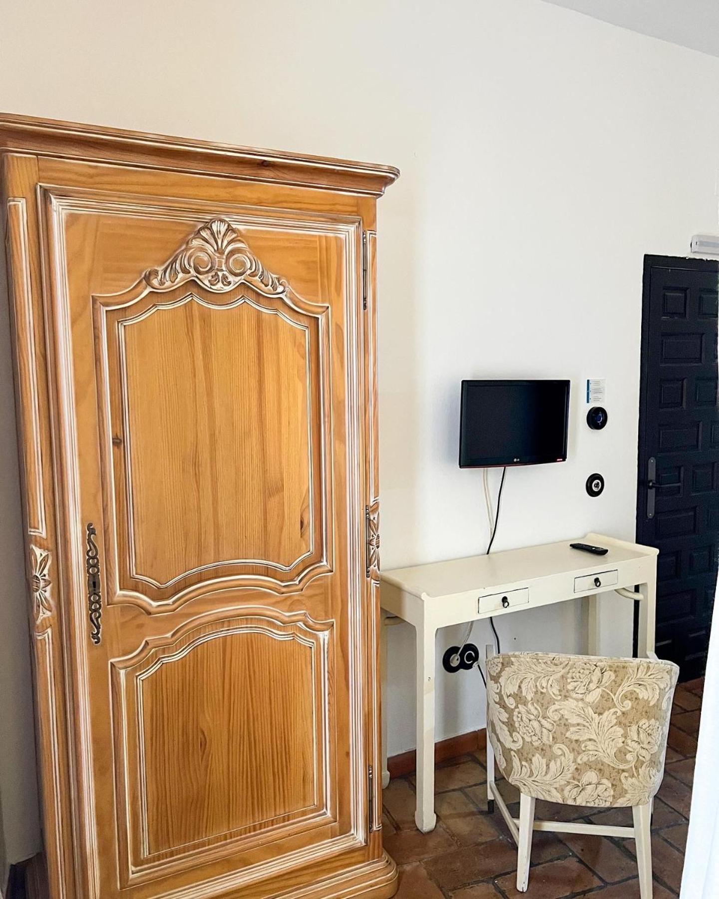 Double Room with Private Bathroom - Photo 39