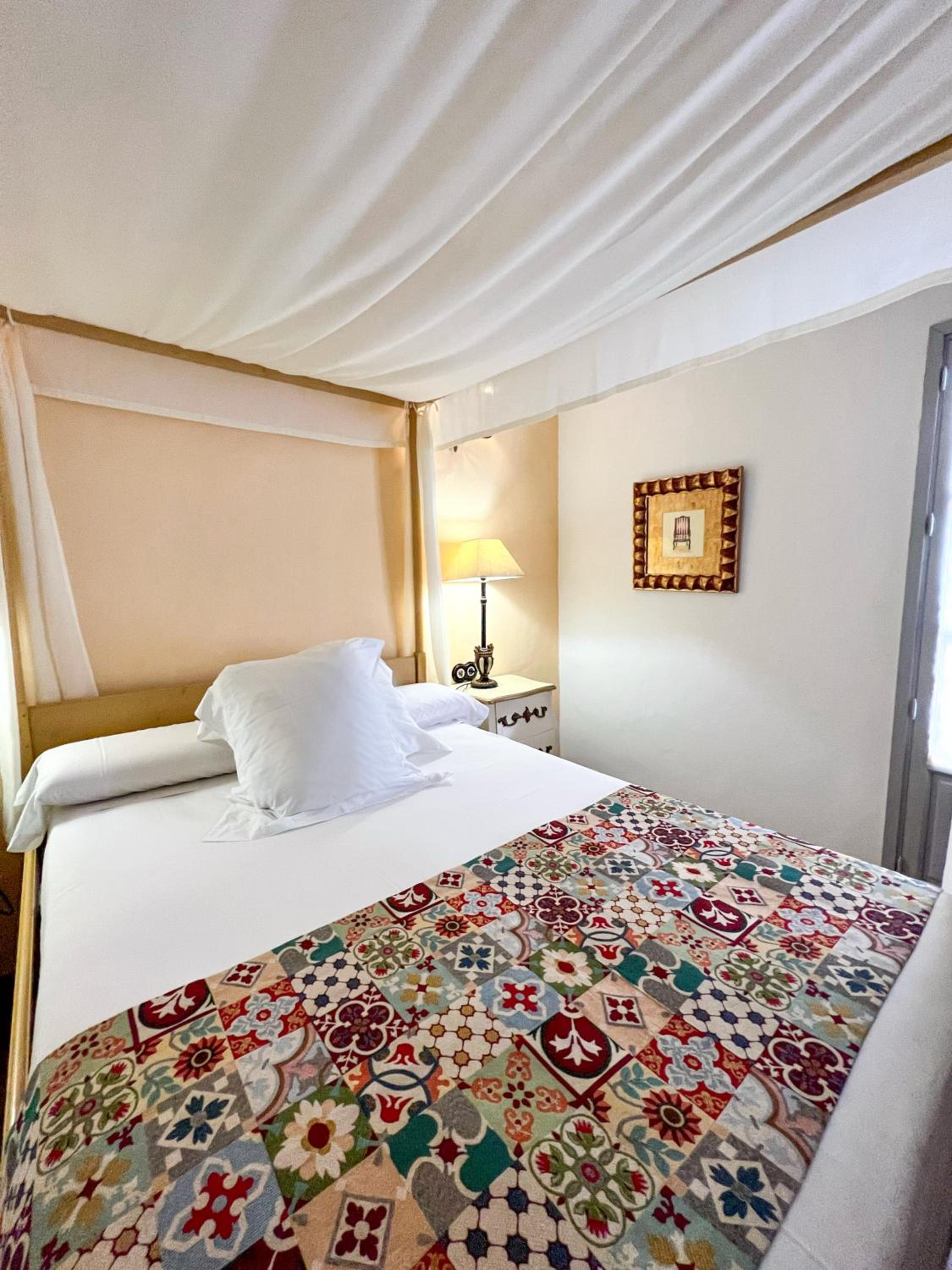 Double Room with Private Bathroom - Photo 34