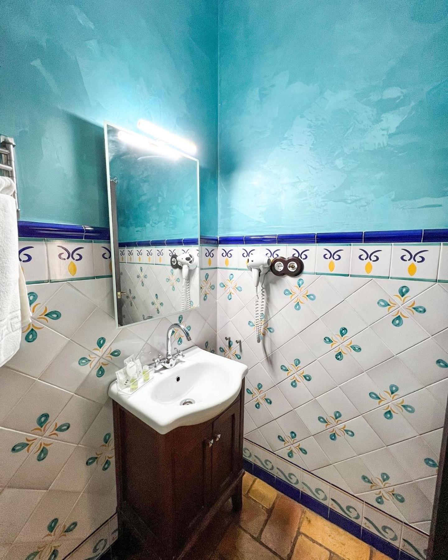 Double Room with Private Bathroom - Photo 42