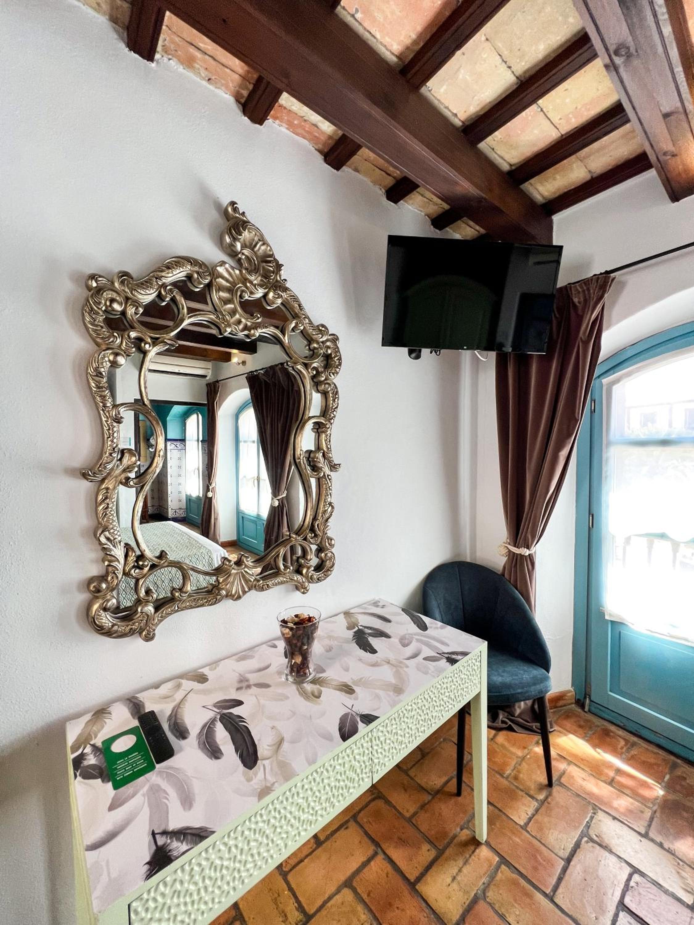 Deluxe Double Room with Bath - Photo 14