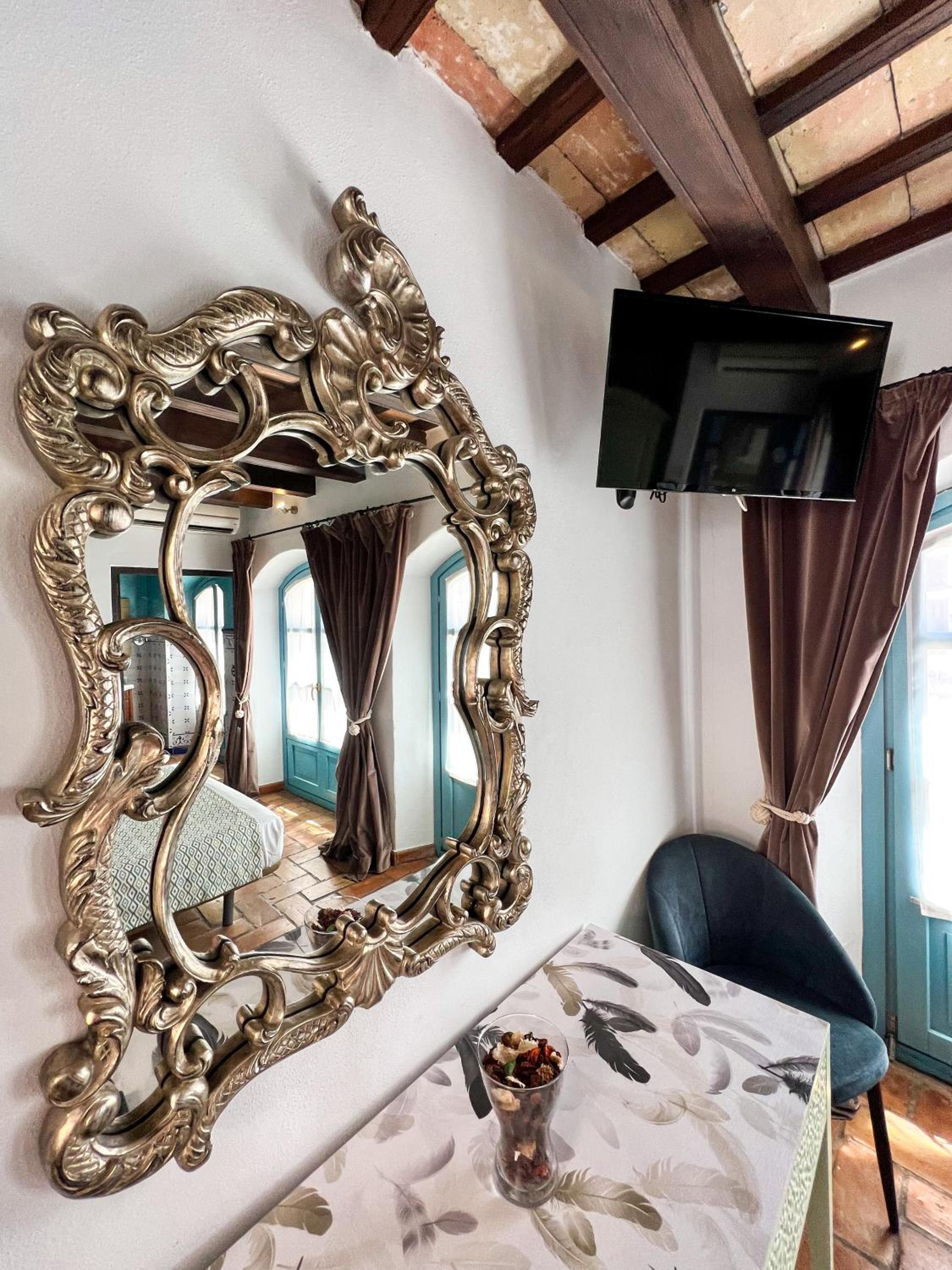 Deluxe Double Room with Bath - Photo 13