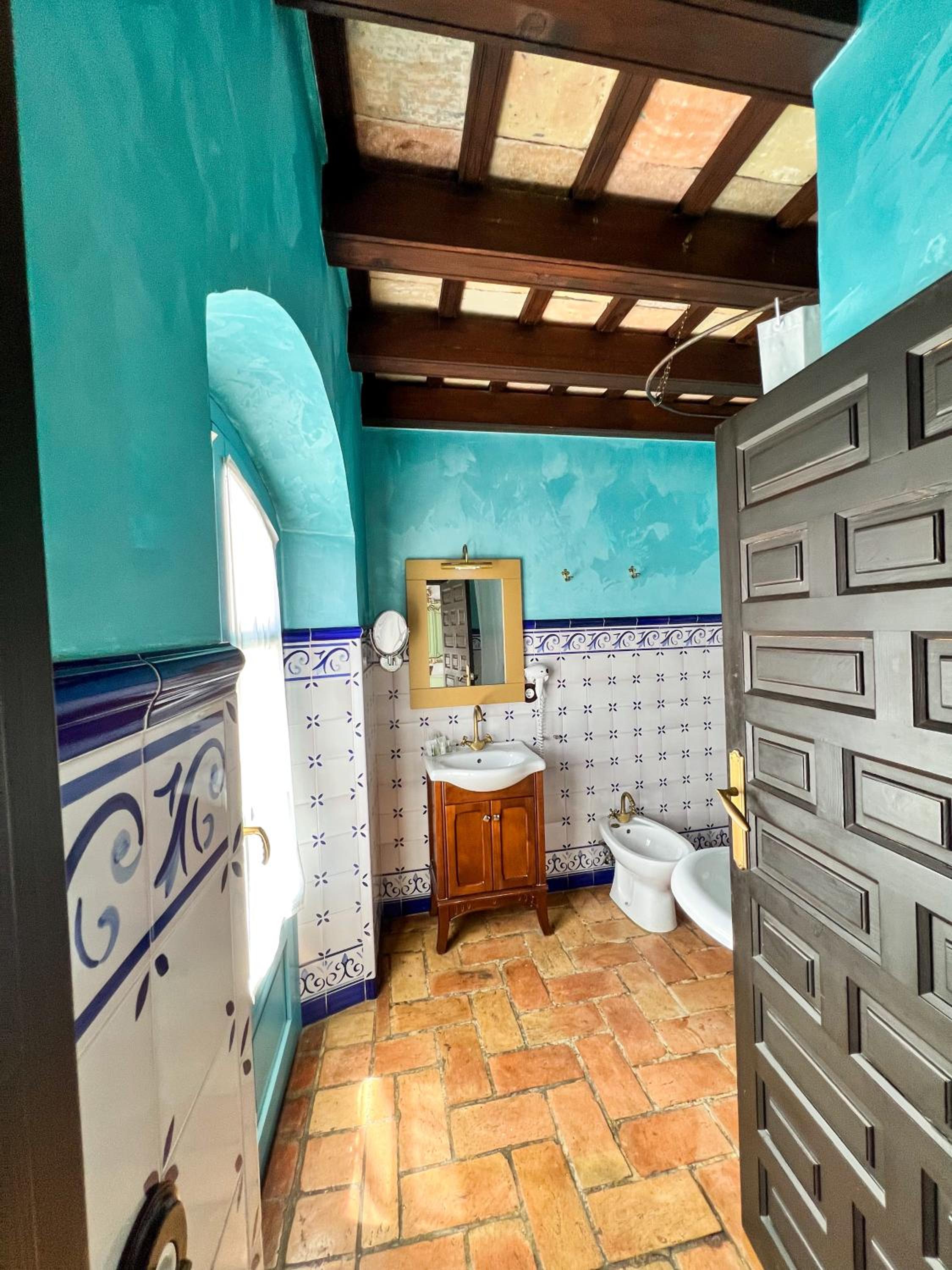 Deluxe Double Room with Bath - Photo 9