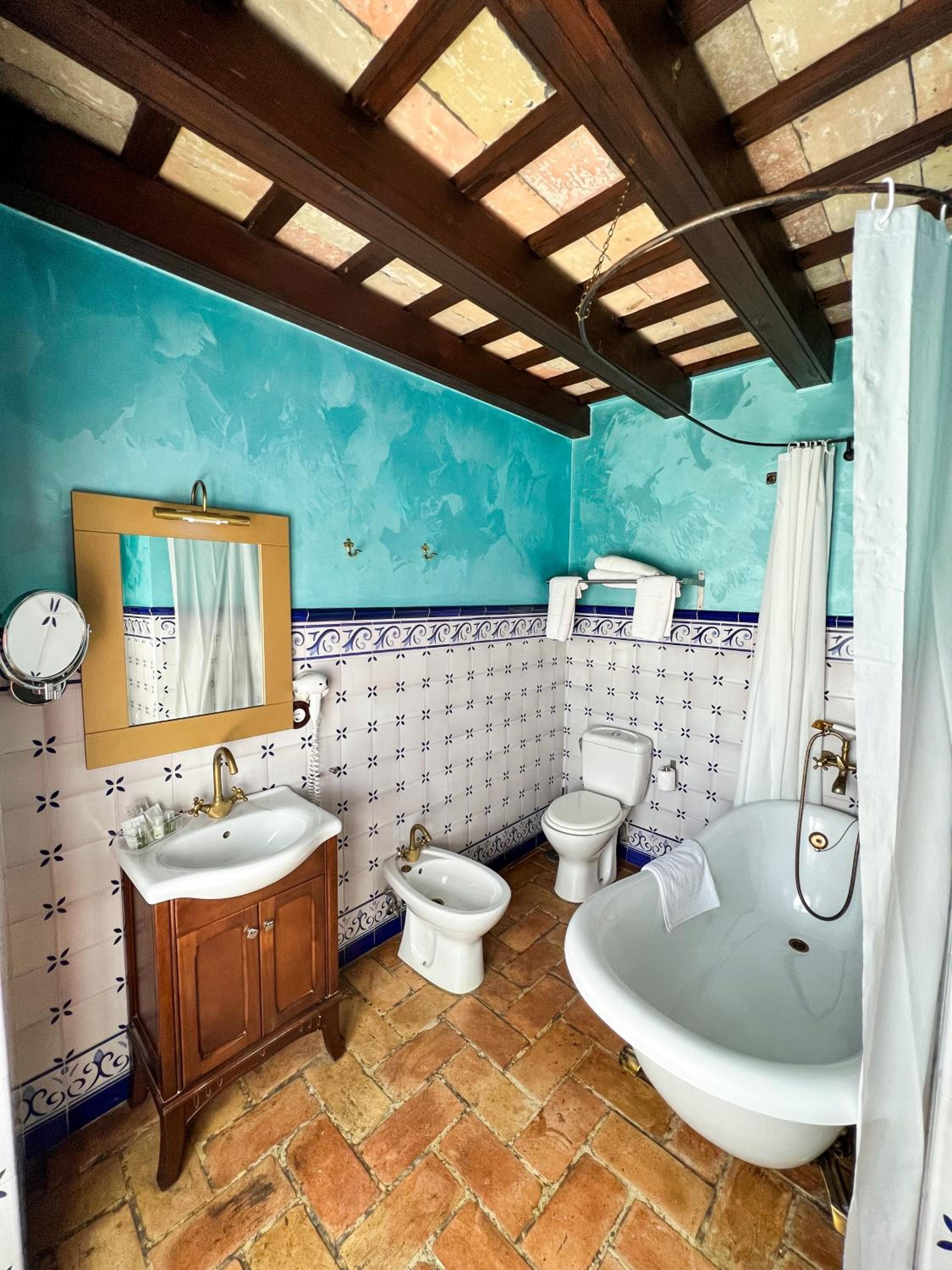 Deluxe Double Room with Bath - Photo 24