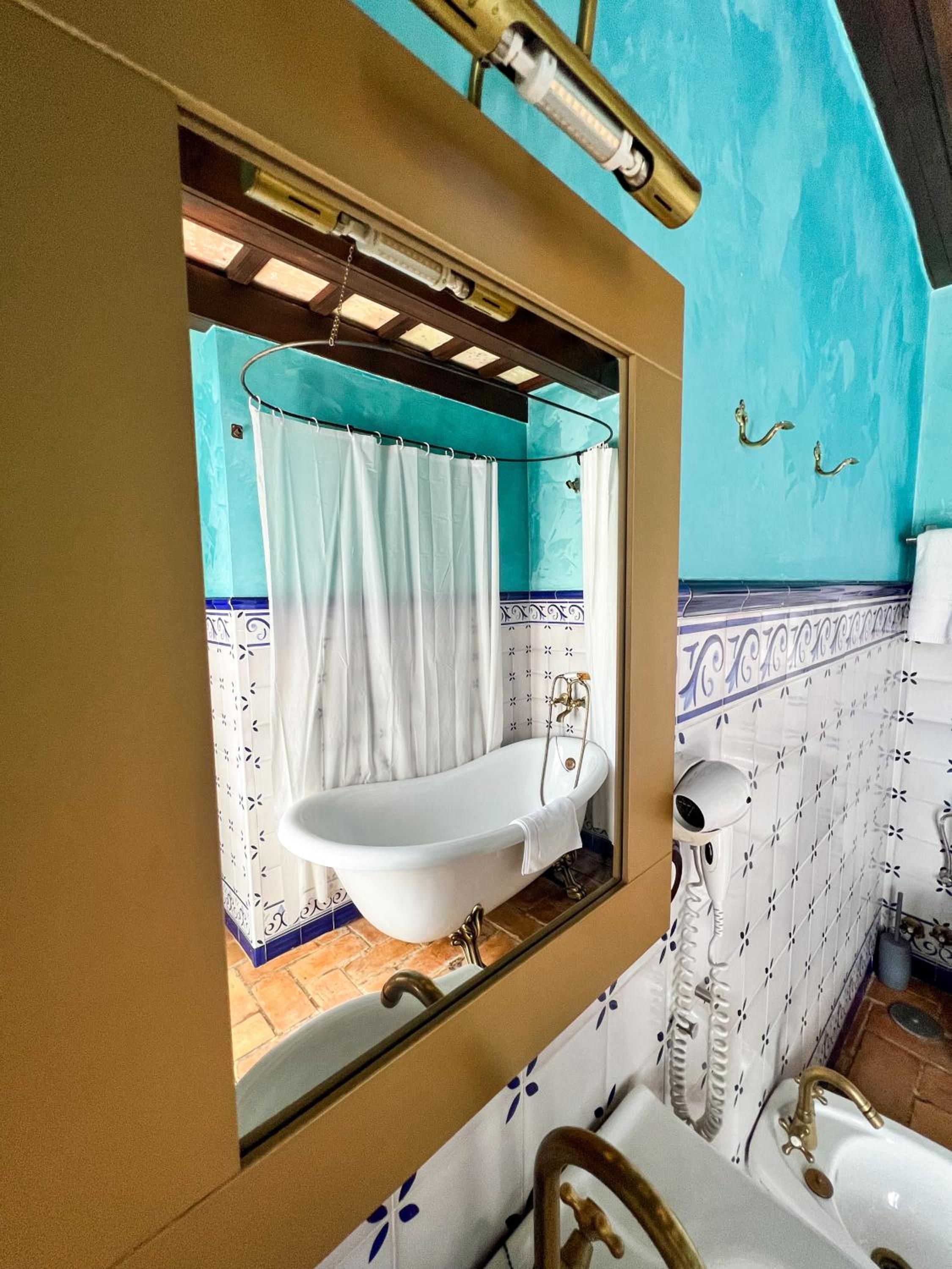 Deluxe Double Room with Bath - Photo 18