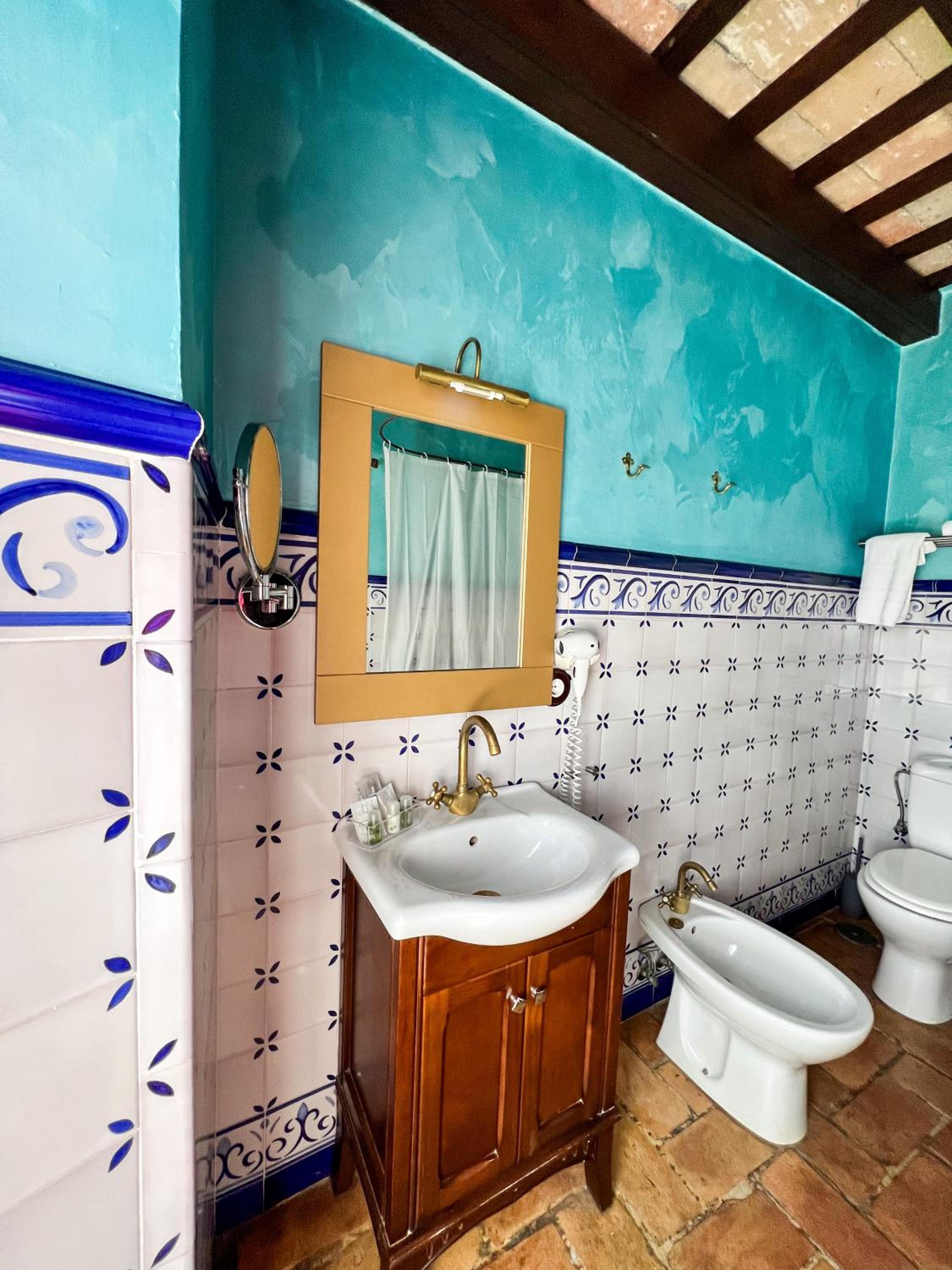 Deluxe Double Room with Bath - Photo 23
