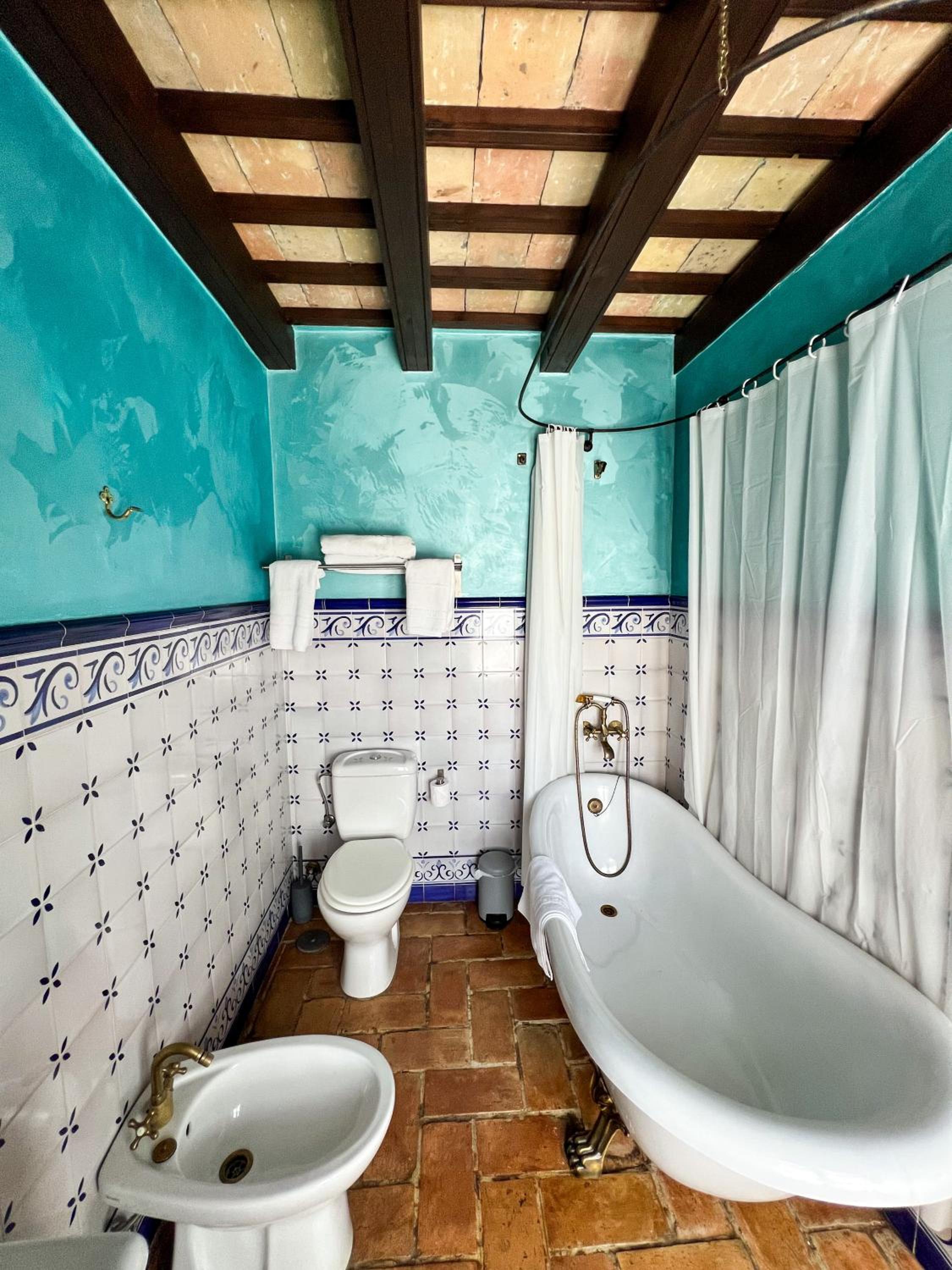 Deluxe Double Room with Bath - Photo 19