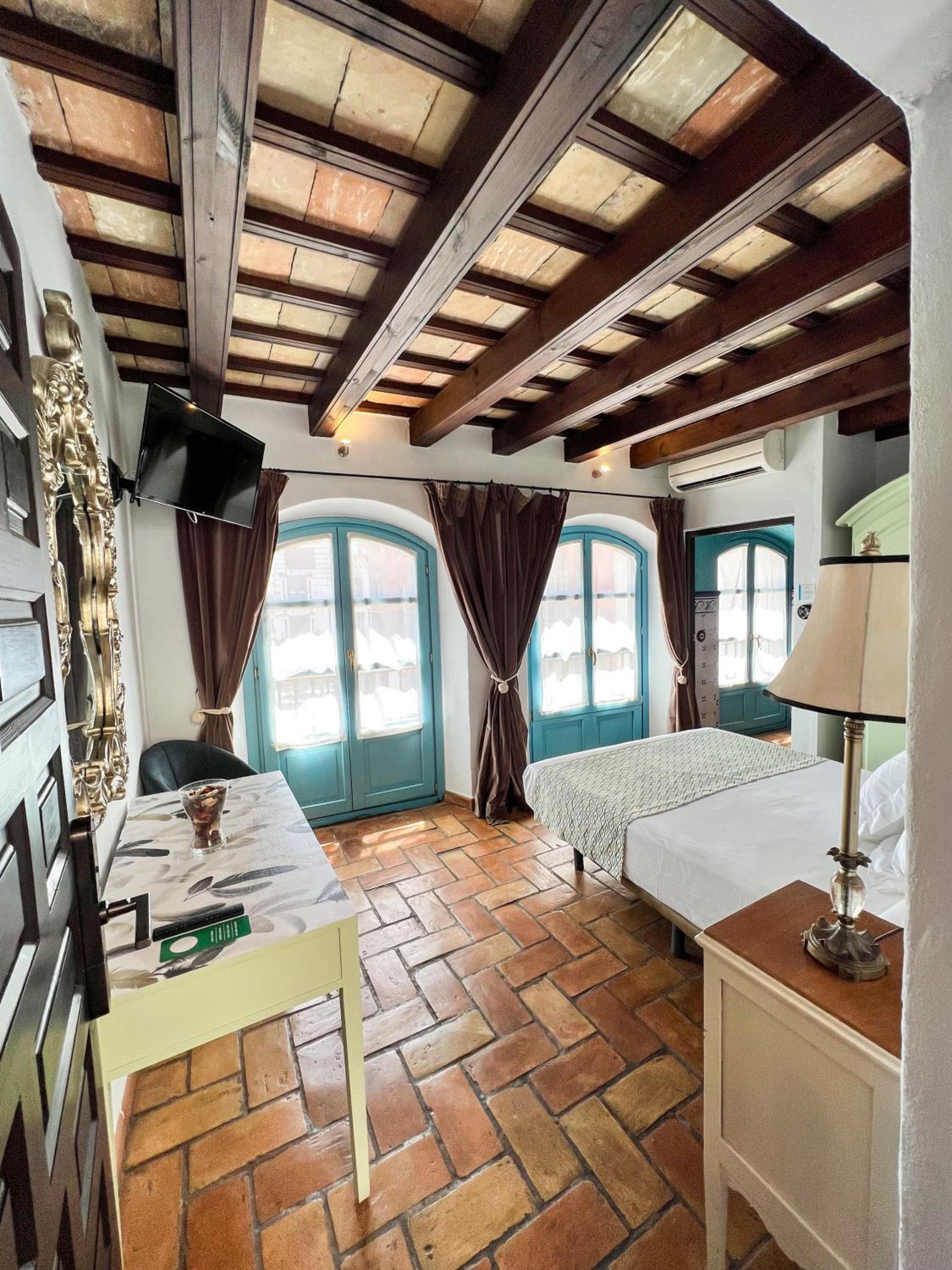 Deluxe Double Room with Bath - Photo 11