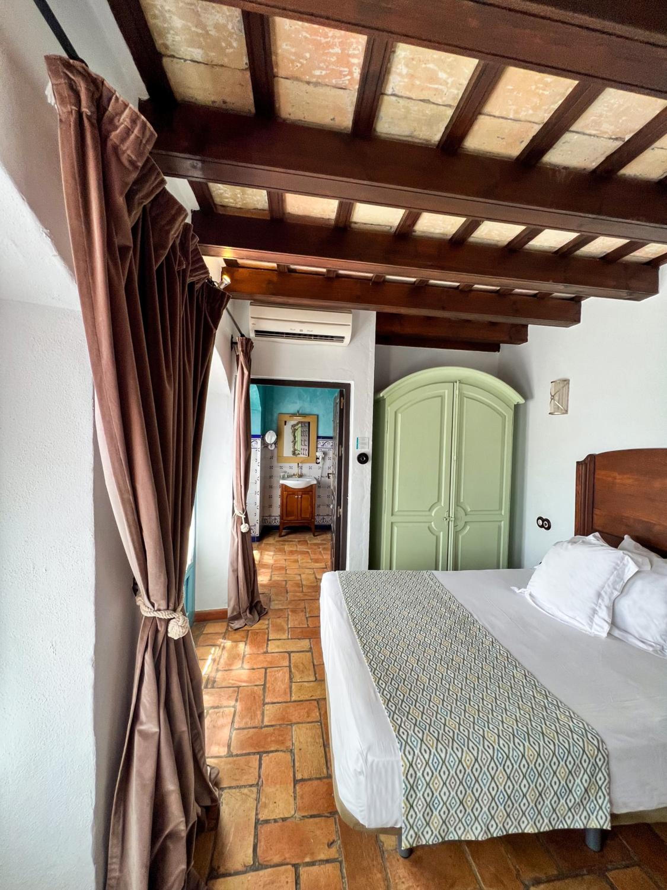 Deluxe Double Room with Bath - Photo 16