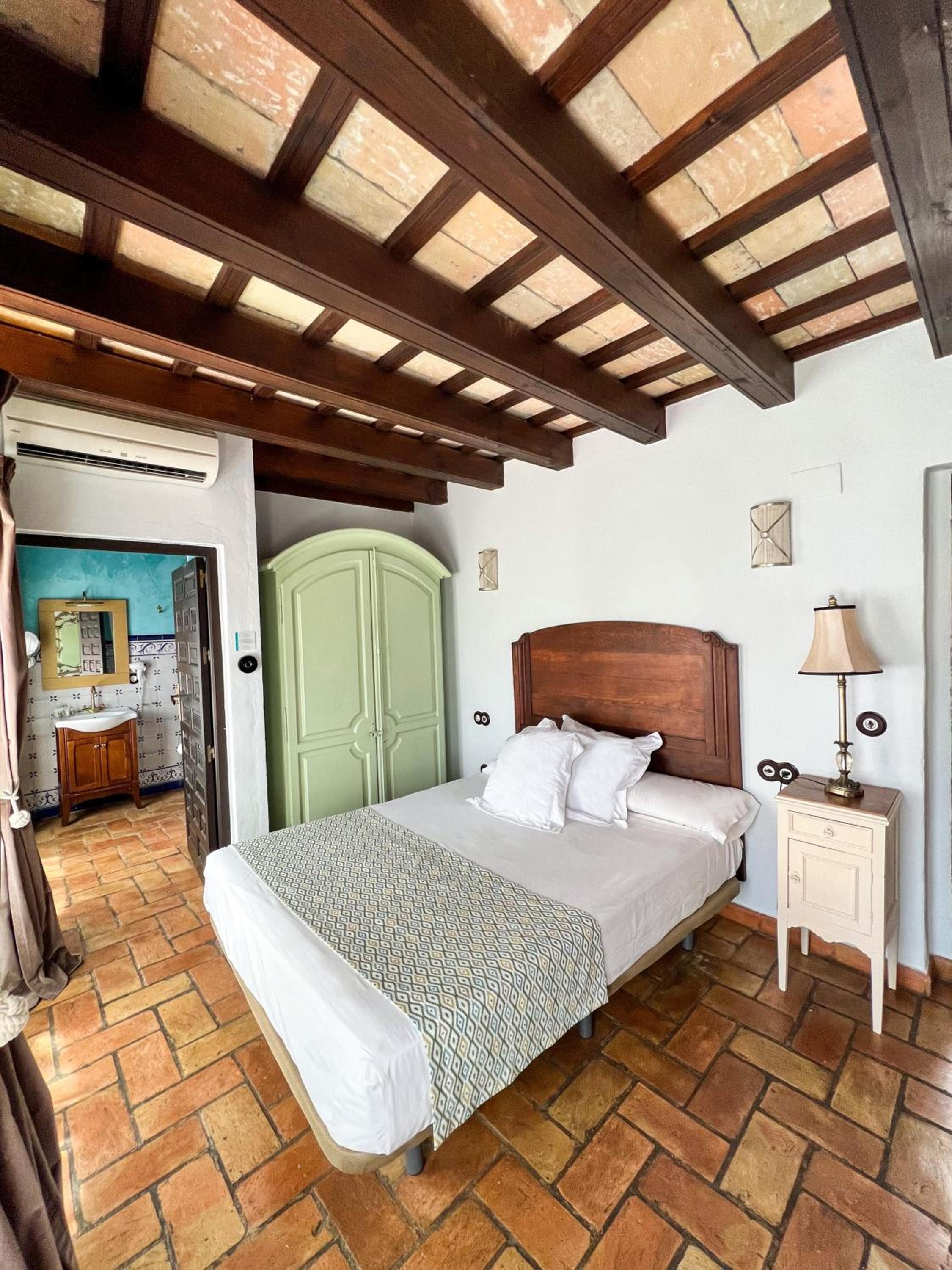 Deluxe Double Room with Bath - Photo 8