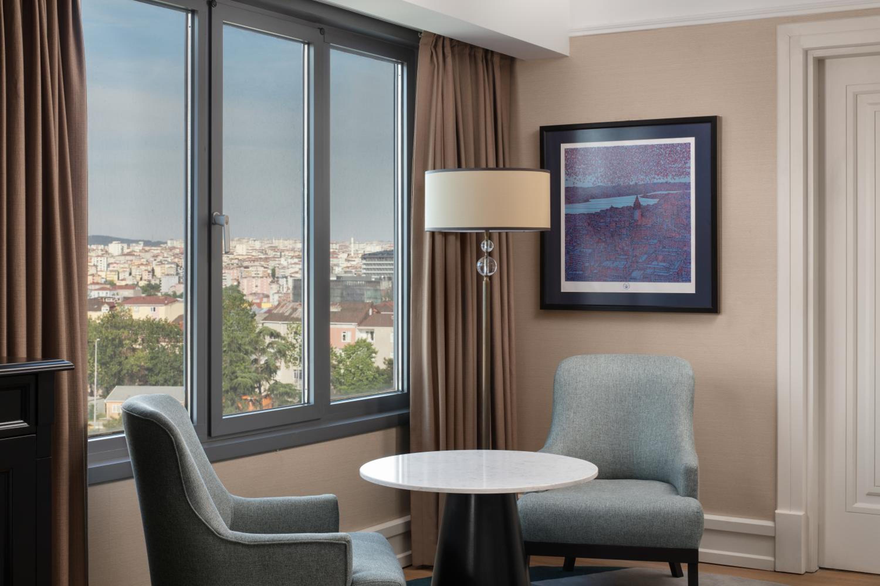 Deluxe King Room with City View photo 1