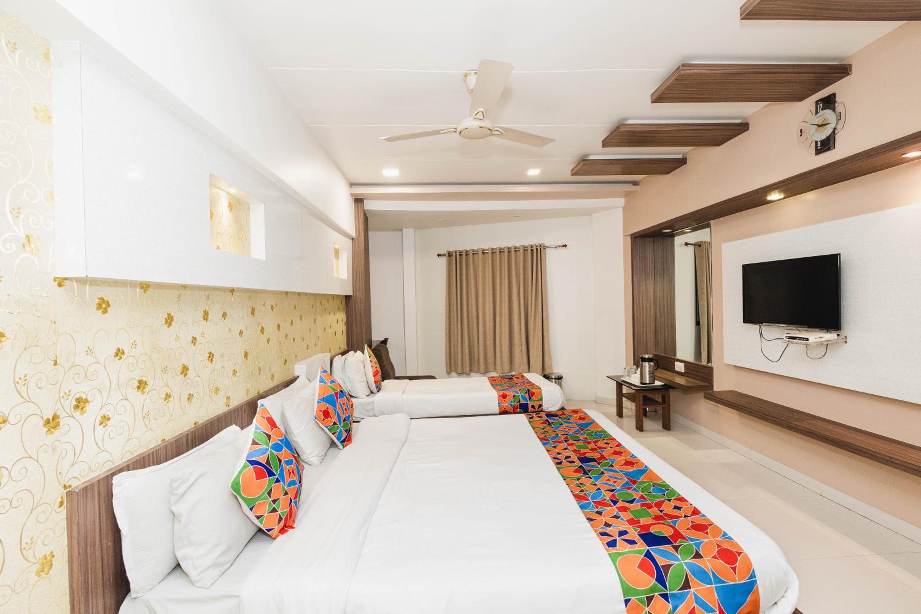 Deluxe Room - Photo 12