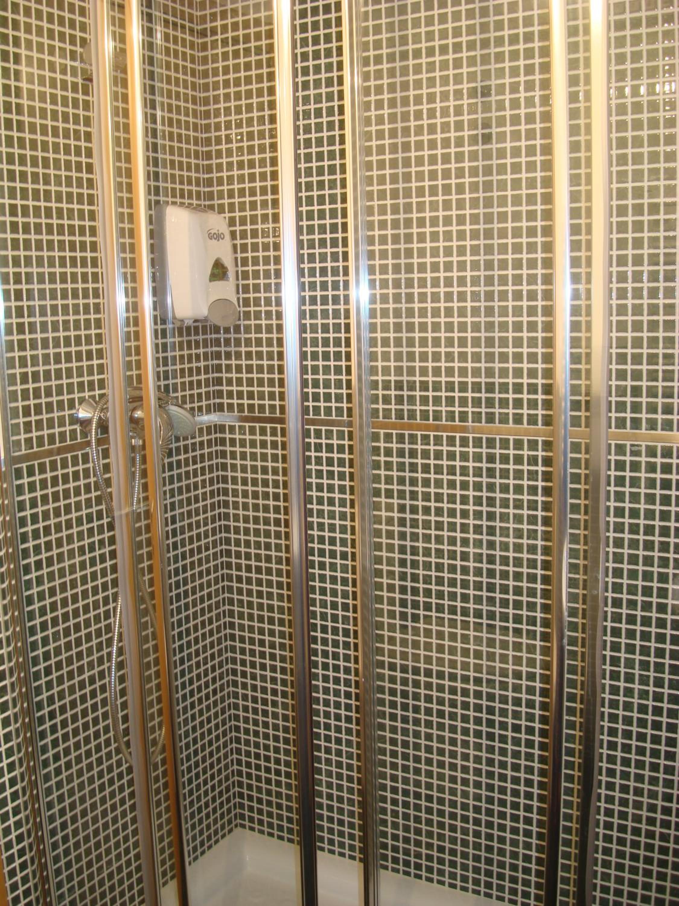 Standard Queen Room - Photo 5