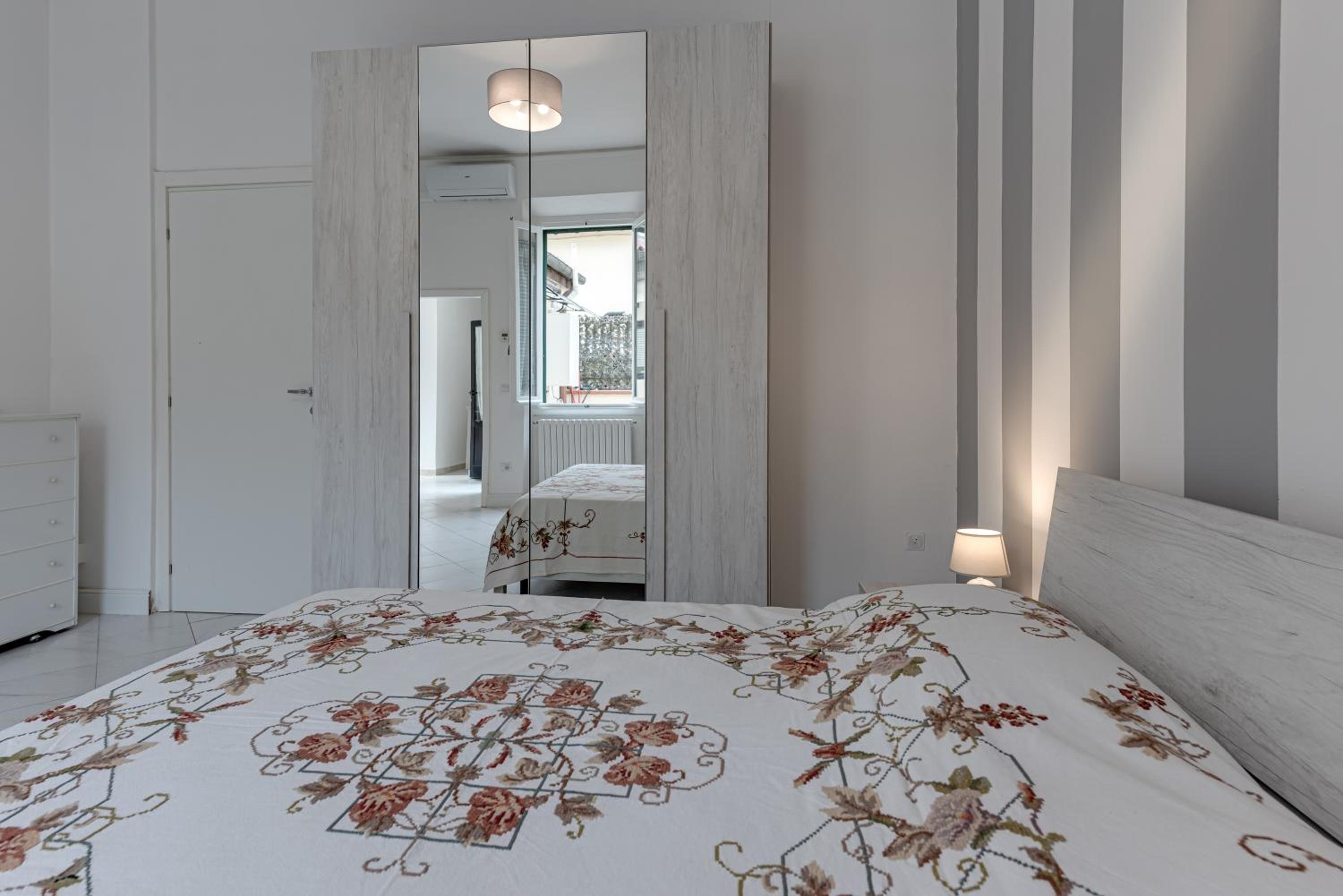 One-Bedroom Apartment with Garden photo 1