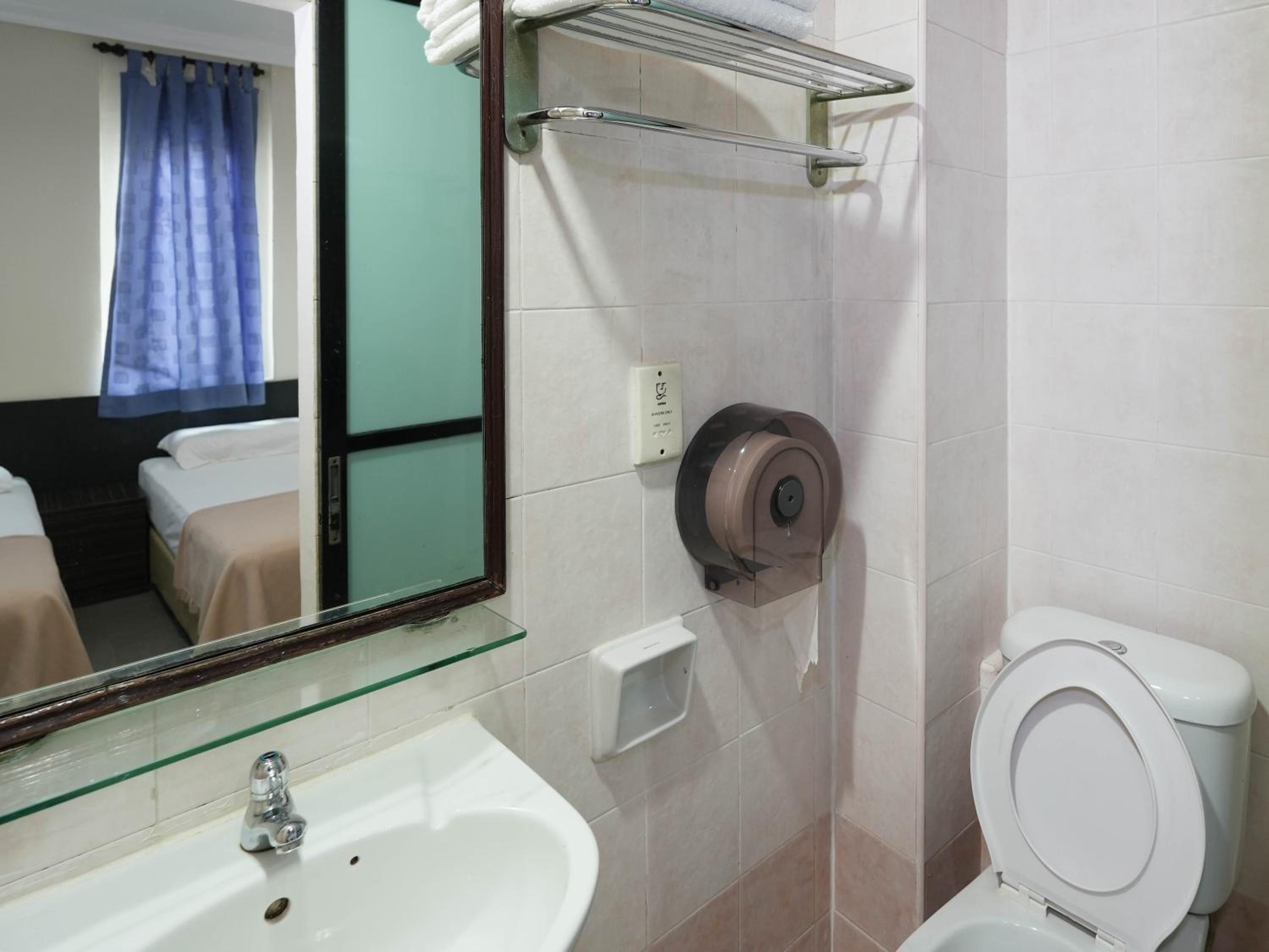 Deluxe Twin Room With Window photo 2