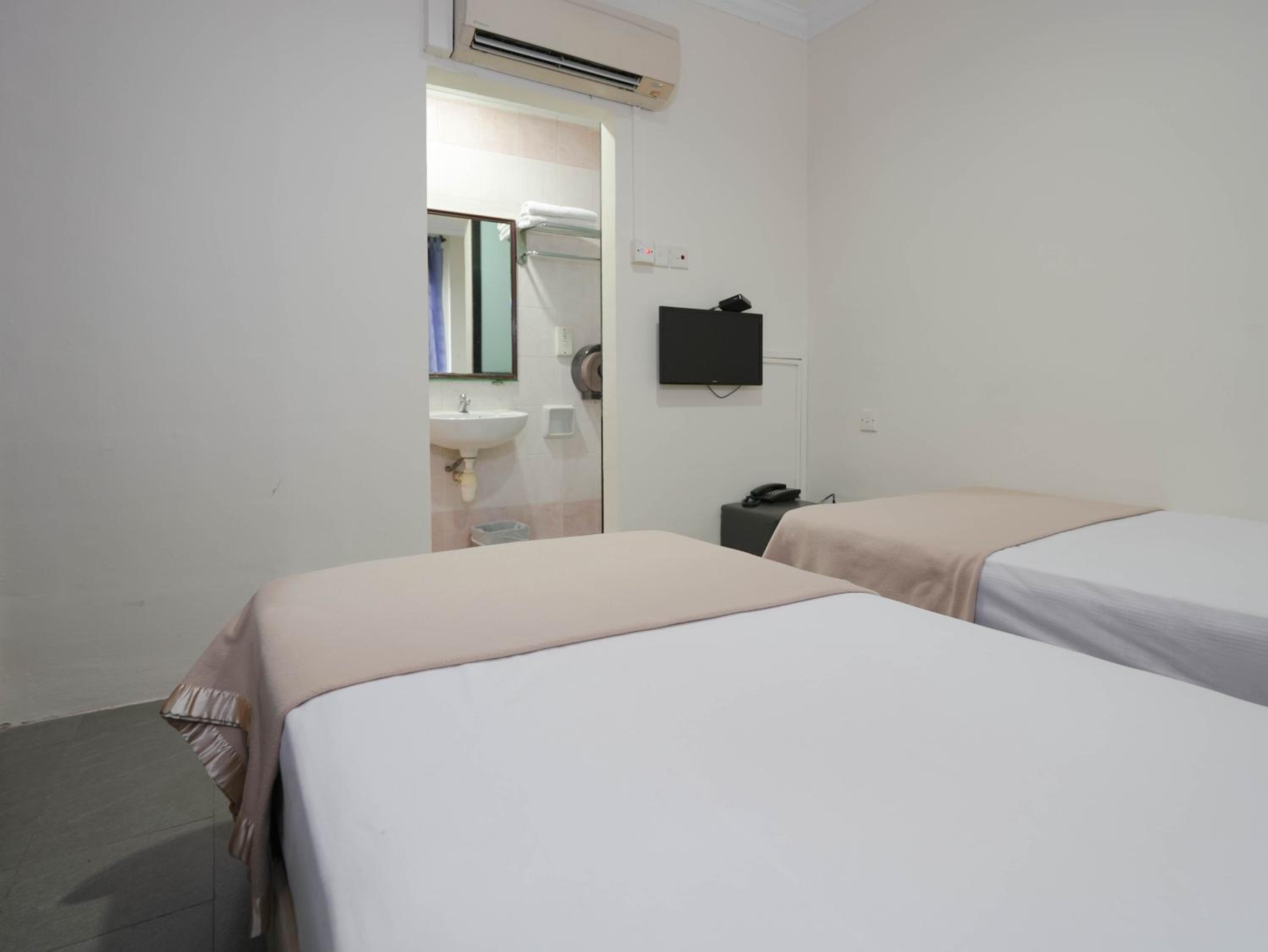 Deluxe Twin Room With Window photo 3