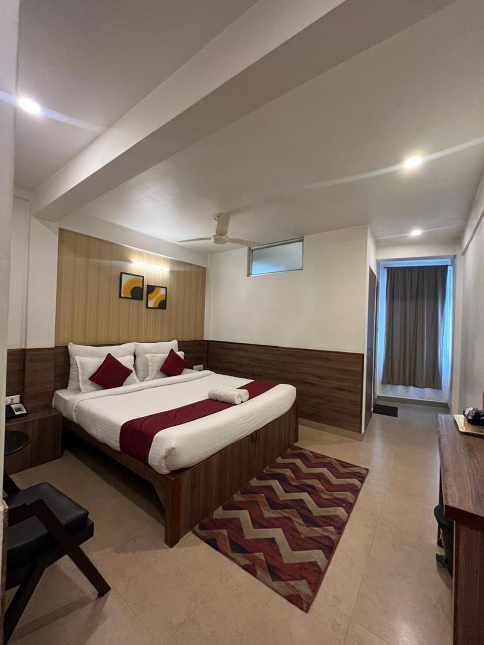Deluxe King Room photo 1
