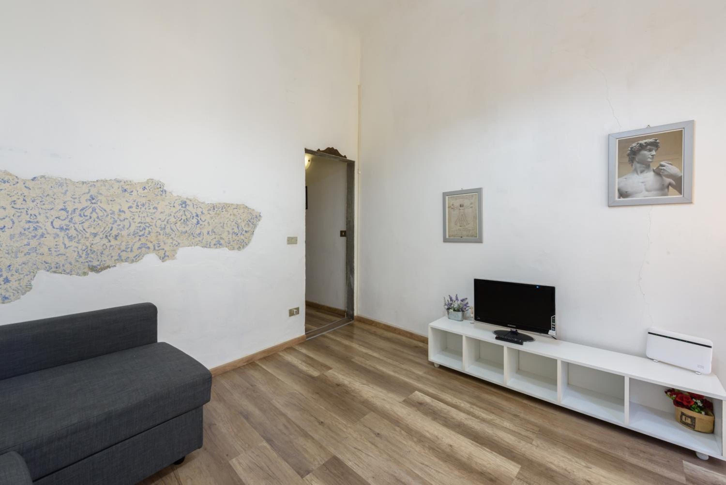 One-Bedroom Apartment photo 2