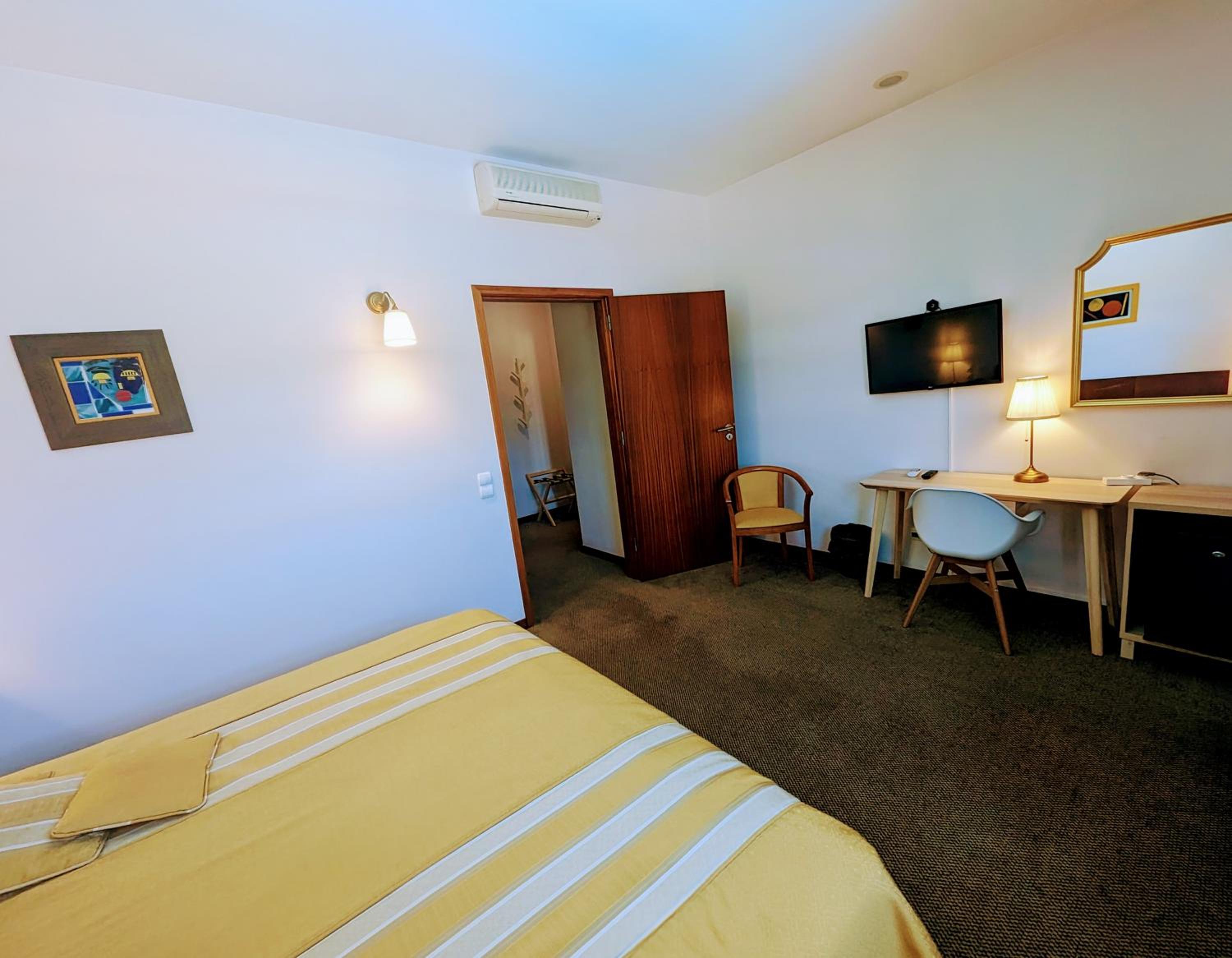 Family Suite (2 Adults + 2 Children) - Photo 2