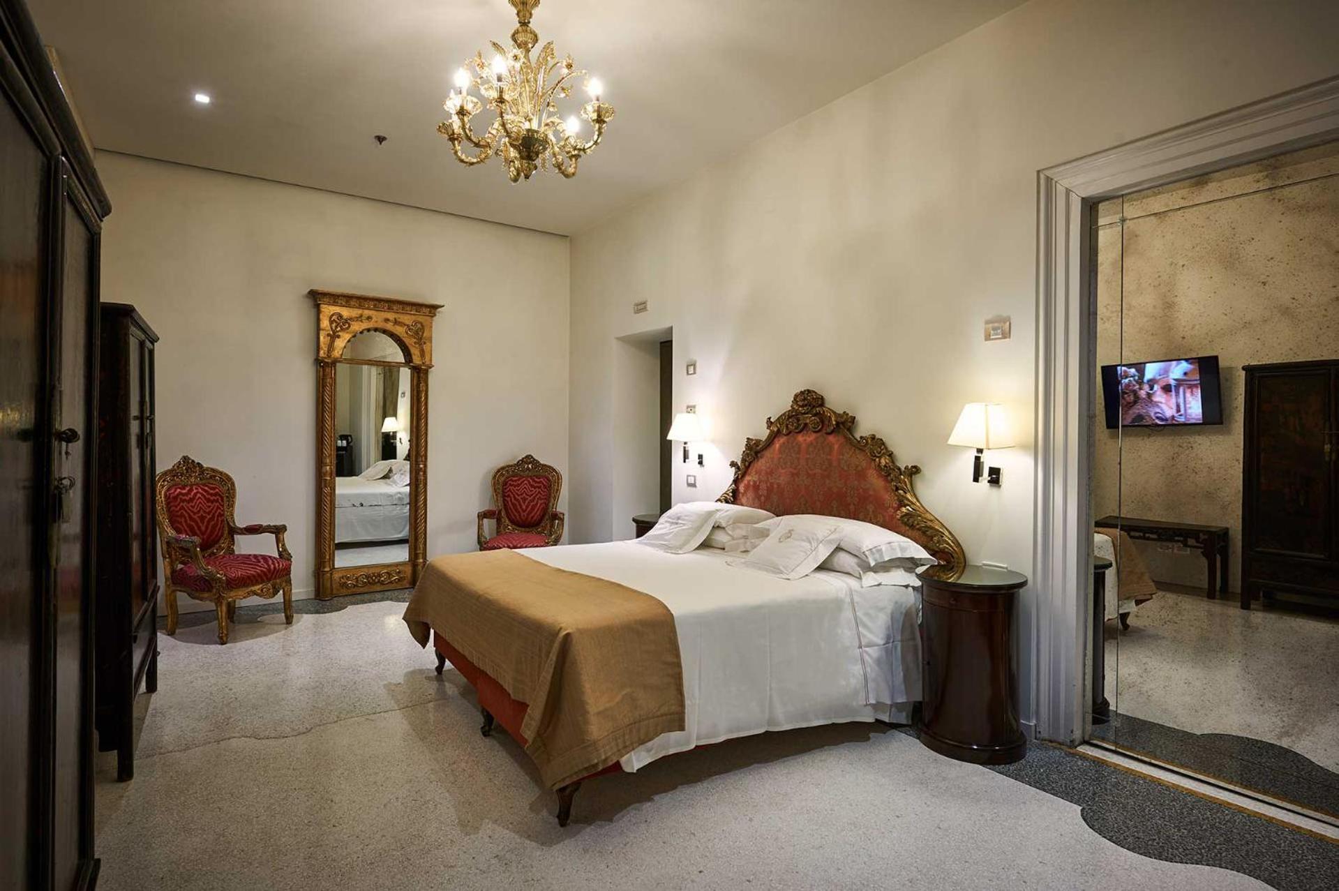Junior Suite with Grand Canal View and Terrace photo 2
