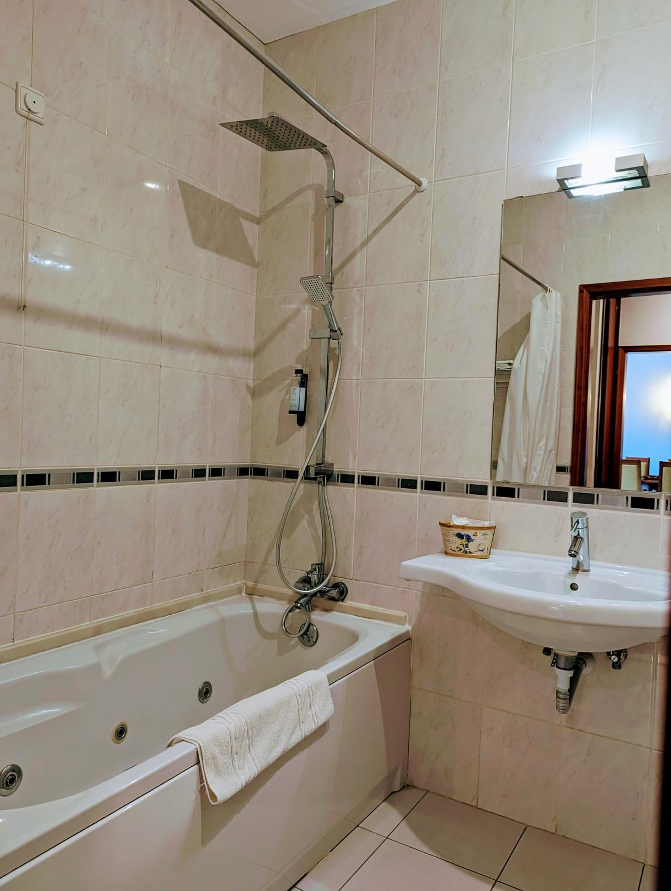Family Suite (2 Adults + 2 Children) - Photo 6