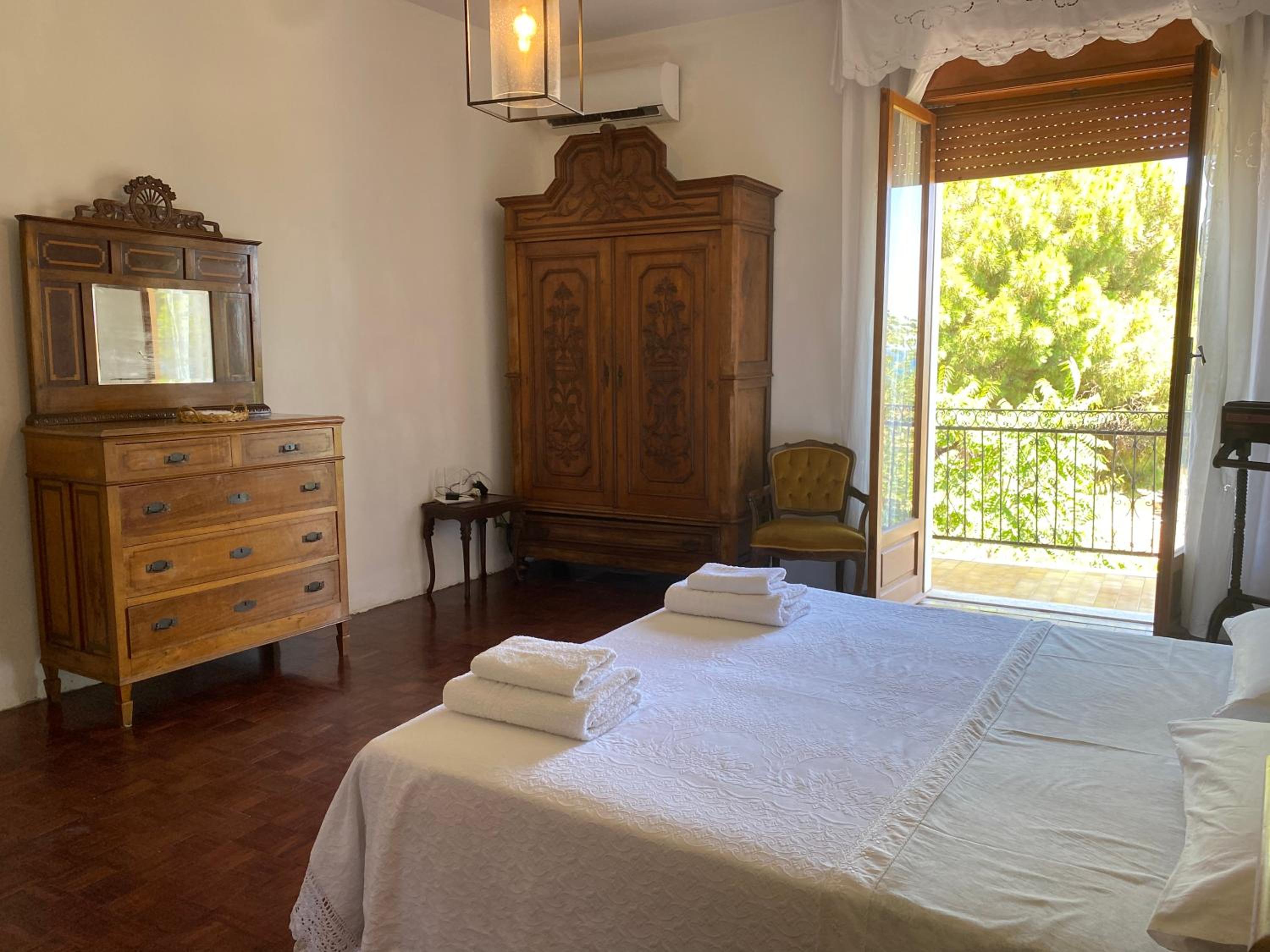 Deluxe Double Room with Balcony and Sea View photo 3