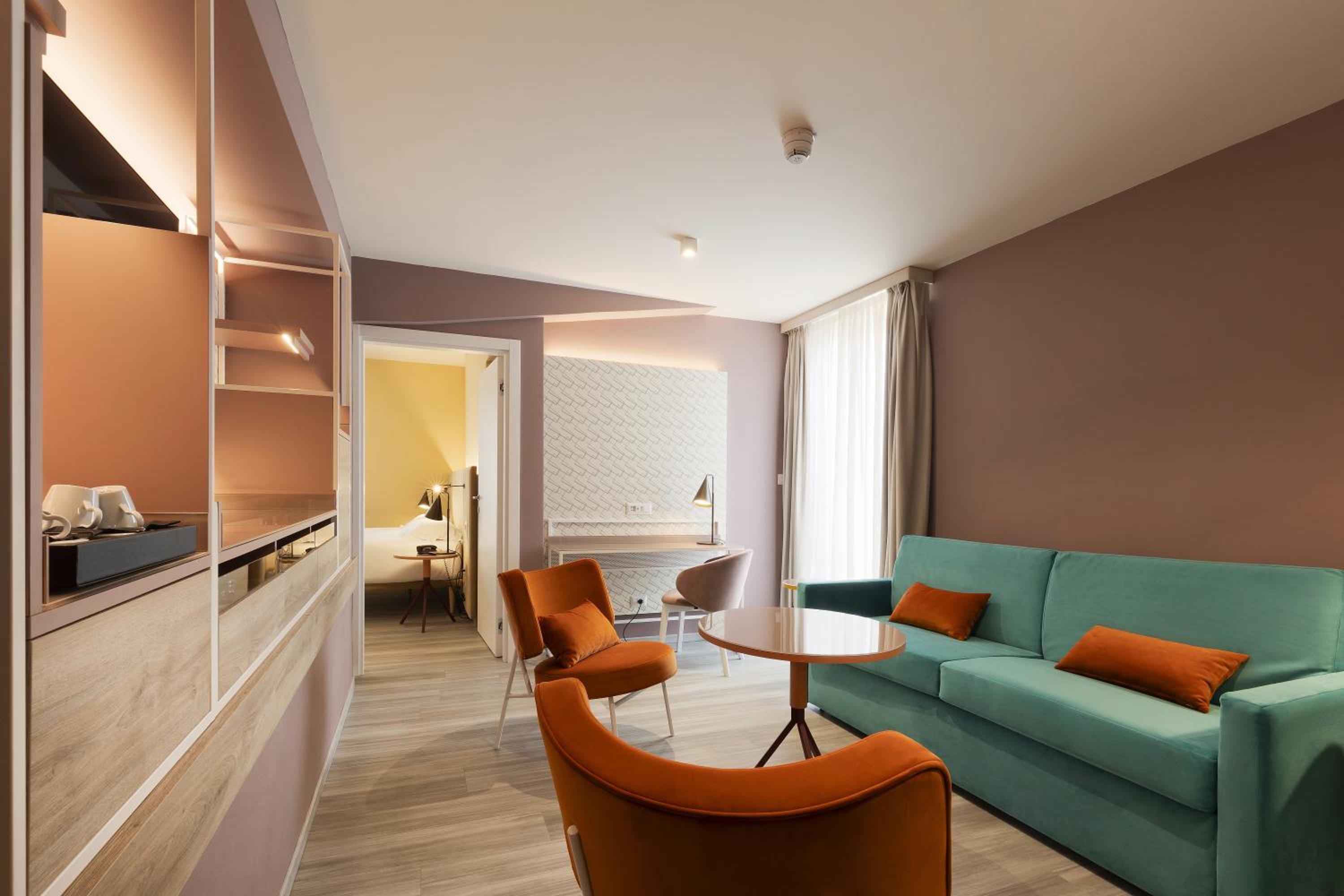 Suite - Photo 1