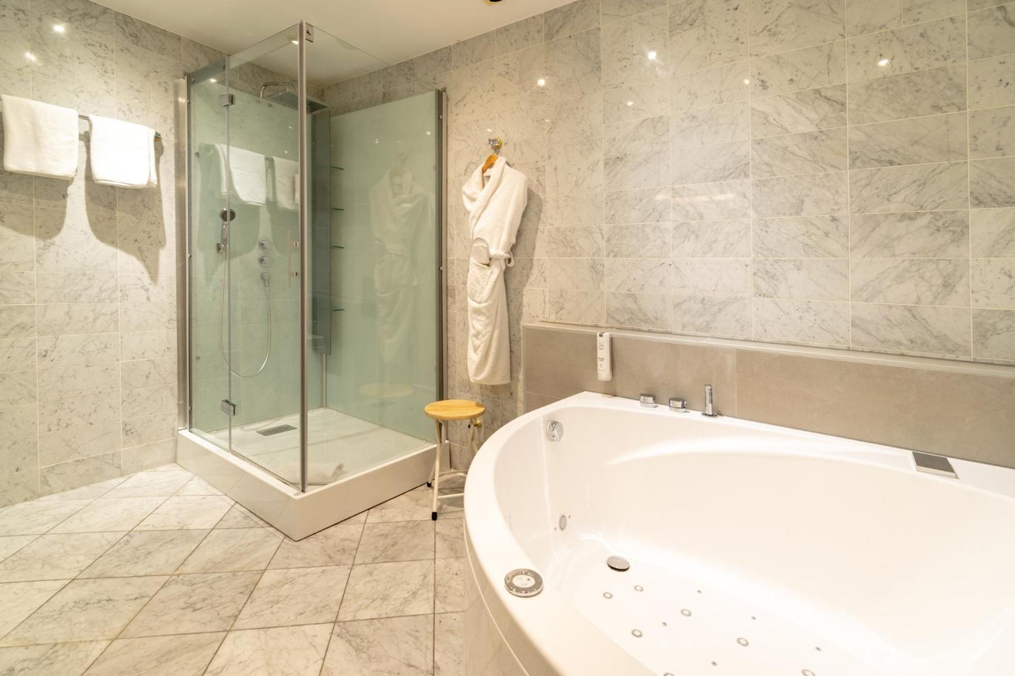 Suite with Spa Bath photo 2