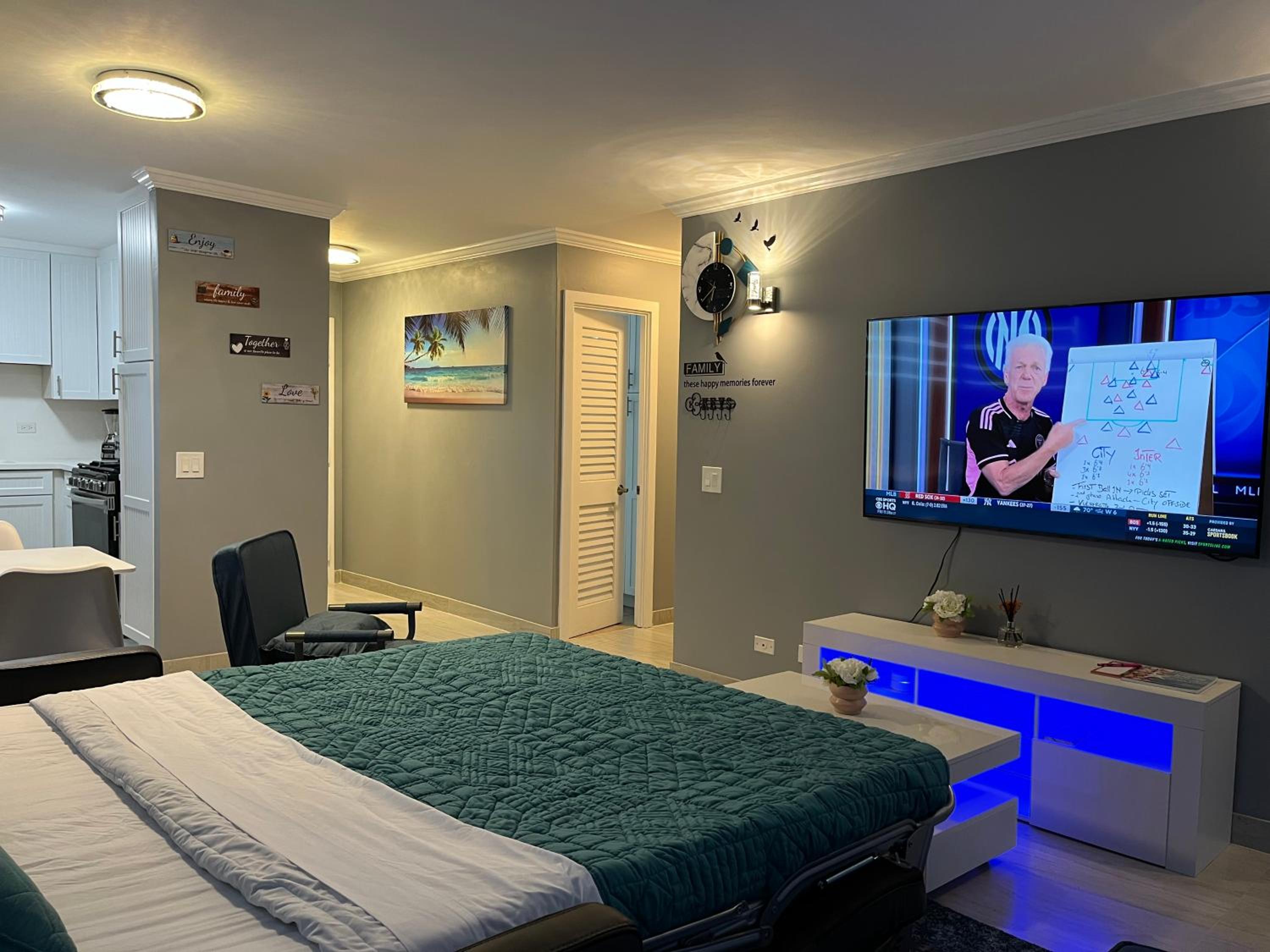 Waikiki Condo 2 Bedrooms 2 Bathrooms with 1 free parking space: Two-Bedroom Apartment photo